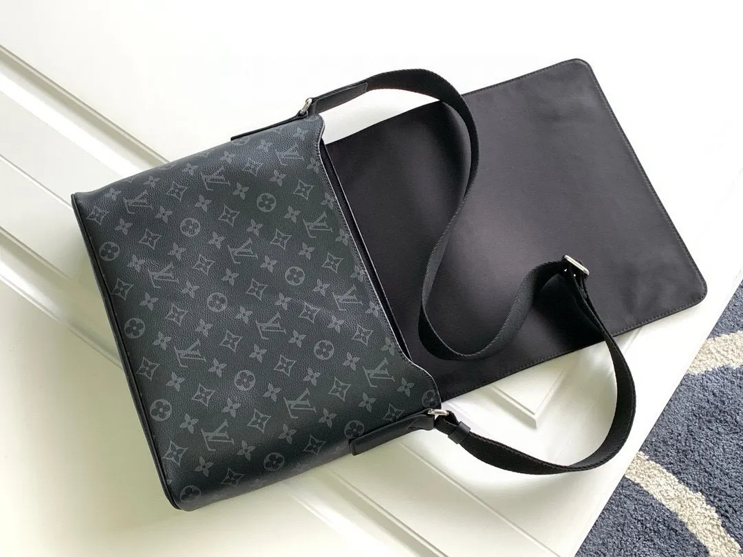 💰800 The large capacity and multi-pocket design of the top original District medium handbag allows it to hold A4 size documents, iPads and other items, making it an ideal choice for urban men. The gorgeous Damier Ebène canvas completes the look. Adjustable shoulder strap - Front compartment - Back zipper compartment - 4 flat interior pockets with two pen slots - iPad interior pocket - Cotton canvas lining! ! Model: M44001; Size: 31x27x8CM