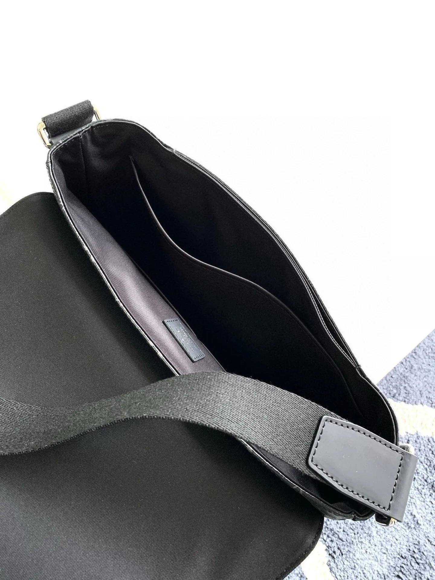 💰800 The large capacity and multi-pocket design of the top original District medium handbag allows it to hold A4 size documents, iPads and other items, making it an ideal choice for urban men. The gorgeous Damier Ebène canvas completes the look. Adjustable shoulder strap - Front compartment - Back zipper compartment - 4 flat interior pockets with two pen slots - iPad interior pocket - Cotton canvas lining! ! Model: M44001; Size: 31x27x8CM