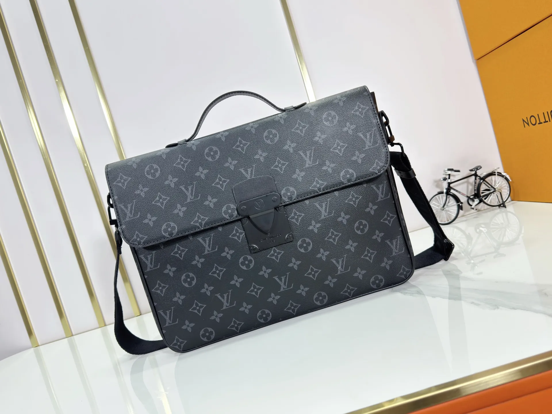P260 upgraded original [M20835 embossed. black flower. presbyopia] S-Lock briefcase is made of Taurillon Monogram cow leather with a restrained configuration, providing a safe choice for contemporary business people based on traditional design. The magnetic clasp is derived from Louis Vuitton's classic trunk lock and comes with an adjustable shoulder strap. Dimensions: 39 x 30 x 8cm