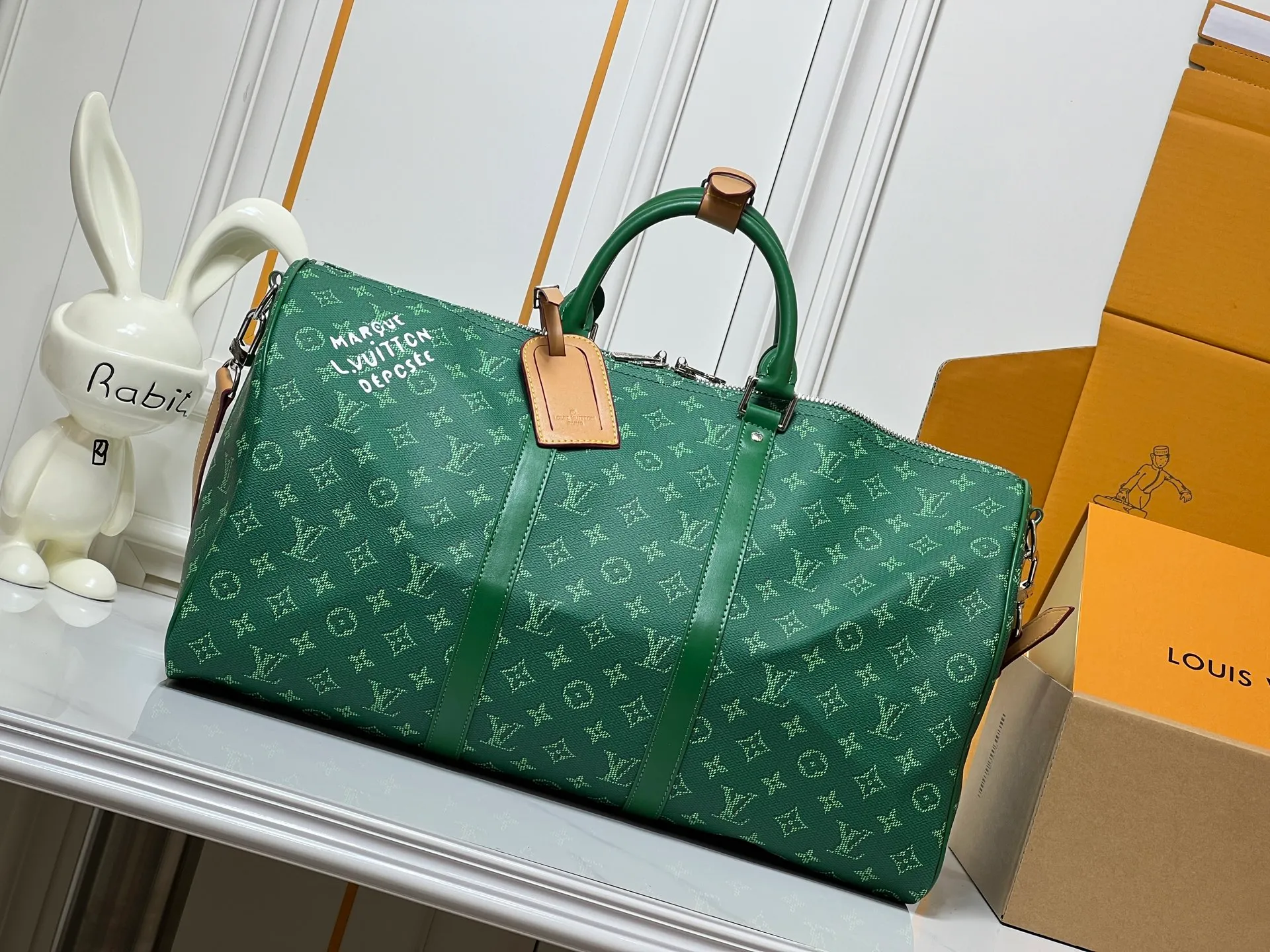 Batch 400💰M26868 Plum Red 45cm M26864 Blue 50cm M26865 Orange 50cm M26866 Green 50cm This Keepall Bandouliere50 travel bag is made of Monogram Heritage canvas dip-dyed in colorful colors, with cow leather trim, leather shoulder straps, removable leather nameplate and cotton lining. The Marque L.Vuitton Deposee logo pays tribute to Louis Vuitton’s long heritage. 29x23x50 cm (HxWxL) MonogramHeritage coated canvas Cow leather trim Fabric lining Metal hardware Carry-on baggage dimensions Double zipper closure Padlock Removable designer zipper Interior pocket Handles: Double handle