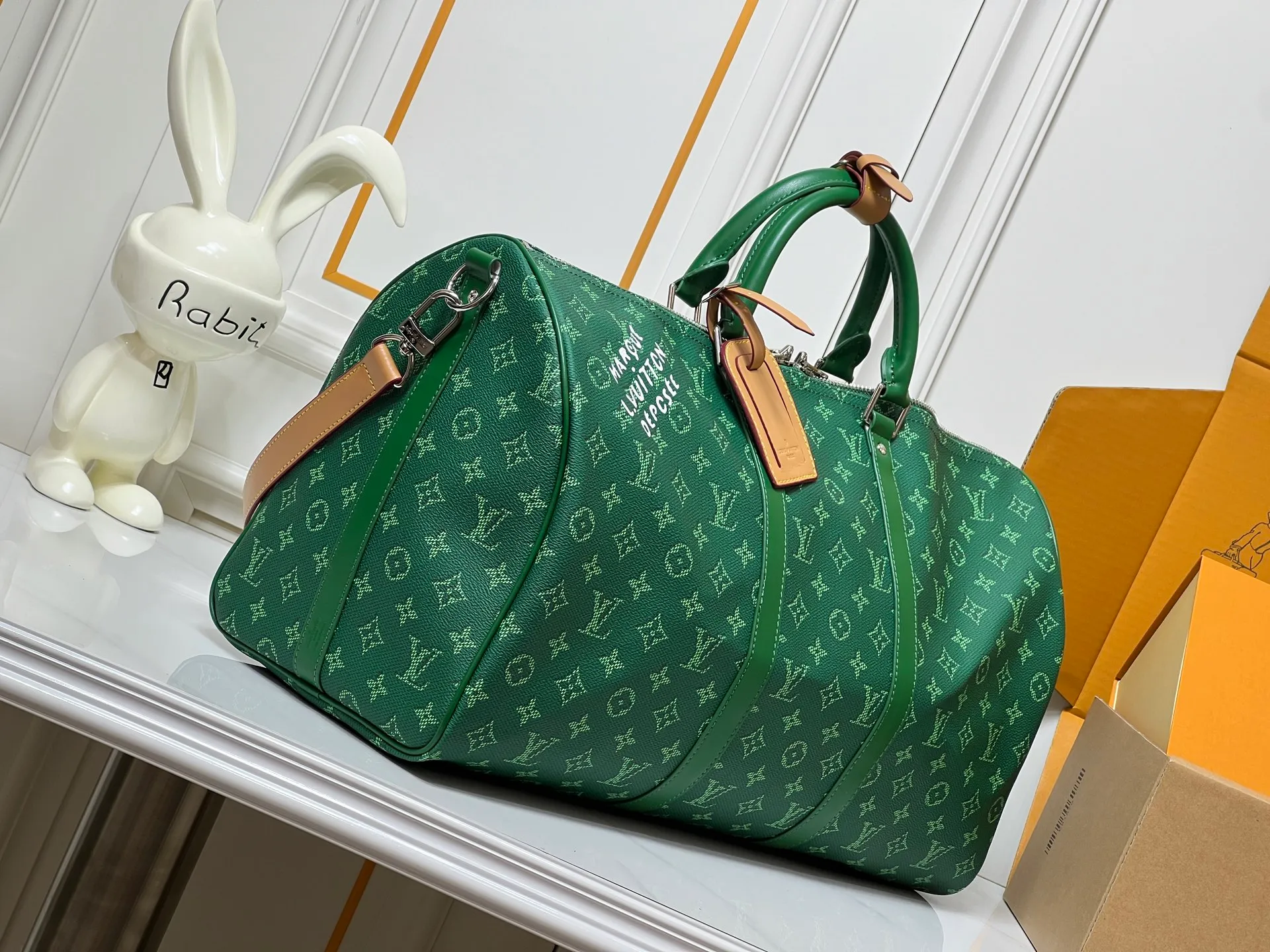 Batch 400💰M26868 Plum Red 45cm M26864 Blue 50cm M26865 Orange 50cm M26866 Green 50cm This Keepall Bandouliere50 travel bag is made of Monogram Heritage canvas dip-dyed in colorful colors, with cow leather trim, leather shoulder straps, removable leather nameplate and cotton lining. The Marque L.Vuitton Deposee logo pays tribute to Louis Vuitton’s long heritage. 29x23x50 cm (HxWxL) MonogramHeritage coated canvas Cow leather trim Fabric lining Metal hardware Carry-on baggage dimensions Double zipper closure Padlock Removable designer zipper Interior pocket Handles: Double handle