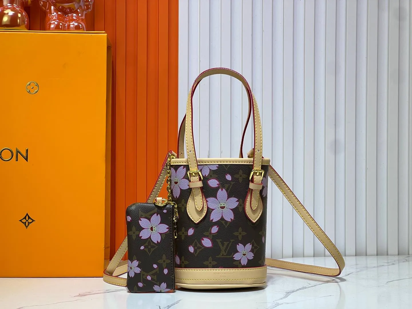 Batch 260💰M81489 Lv➰Takasamimura Sakura🌸Upgraded version🔥Nano Bucket handbag from the Match series, announcing the inspiration of the world-famous tennis tournament. Classic Monogram canvas shaped pocket bucket bag with adjustable handles and detachable and adjustable leather shoulder strap just like the stadium markings. The built-in chain bag can securely store valuables. Dimensions: 13 x 17 x 9 cm