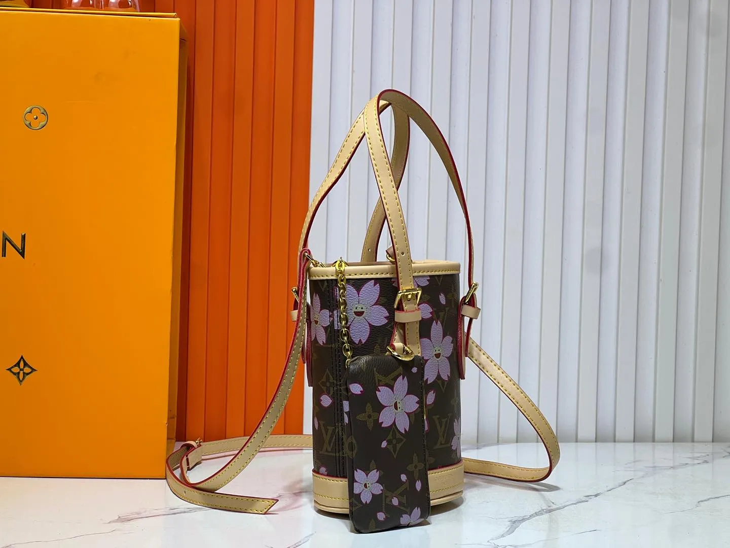 Batch 260💰M81489 Lv➰Takasamimura Sakura🌸Upgraded version🔥Nano Bucket handbag from the Match series, announcing the inspiration of the world-famous tennis tournament. Classic Monogram canvas shaped pocket bucket bag with adjustable handles and detachable and adjustable leather shoulder strap just like the stadium markings. The built-in chain bag can securely store valuables. Dimensions: 13 x 17 x 9 cm