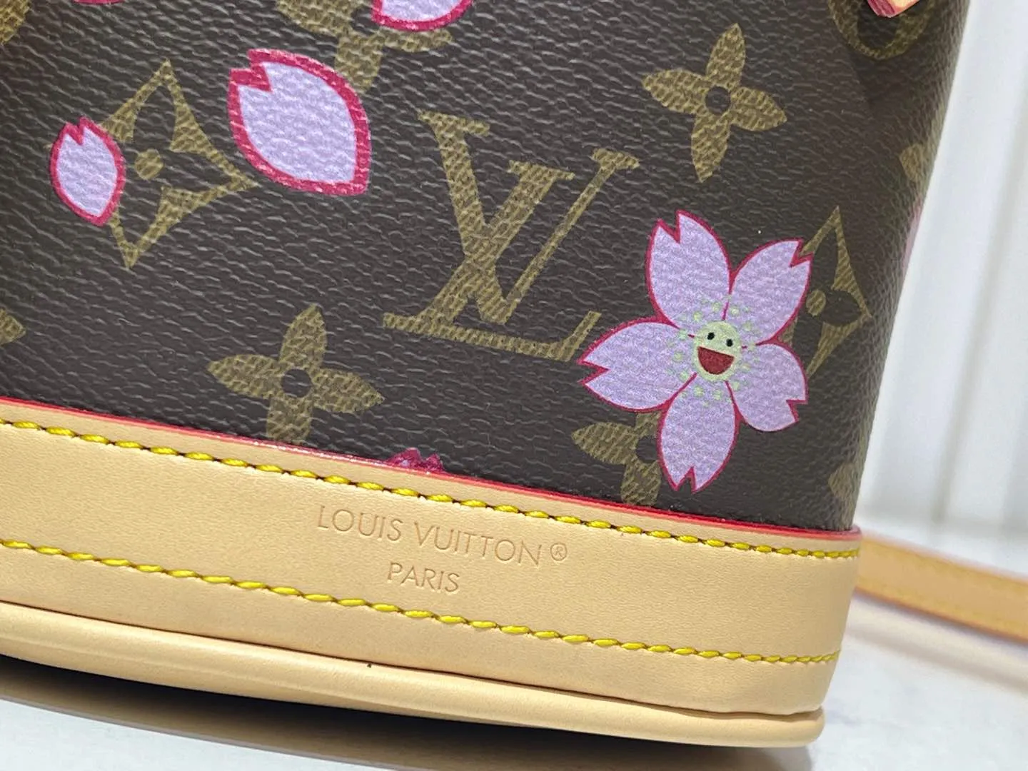Batch 260💰M81489 Lv➰Takasamimura Sakura🌸Upgraded version🔥Nano Bucket handbag from the Match series, announcing the inspiration of the world-famous tennis tournament. Classic Monogram canvas shaped pocket bucket bag with adjustable handles and detachable and adjustable leather shoulder strap just like the stadium markings. The built-in chain bag can securely store valuables. Dimensions: 13 x 17 x 9 cm