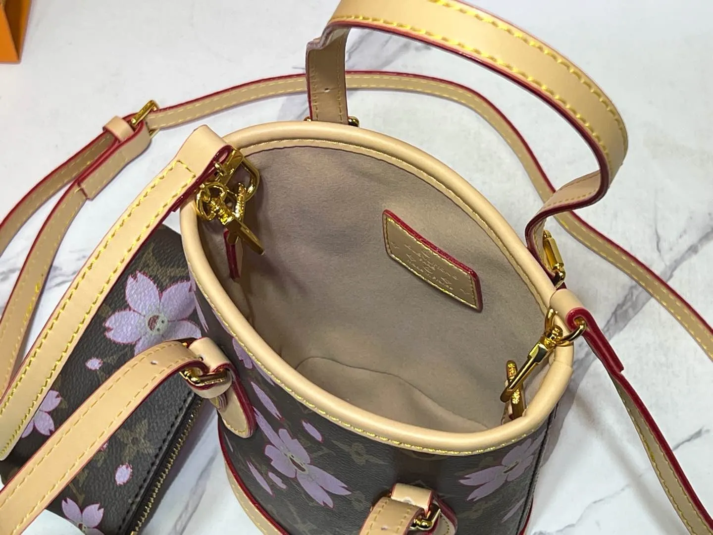 Batch 260💰M81489 Lv➰Takasamimura Sakura🌸Upgraded version🔥Nano Bucket handbag from the Match series, announcing the inspiration of the world-famous tennis tournament. Classic Monogram canvas shaped pocket bucket bag with adjustable handles and detachable and adjustable leather shoulder strap just like the stadium markings. The built-in chain bag can securely store valuables. Dimensions: 13 x 17 x 9 cm