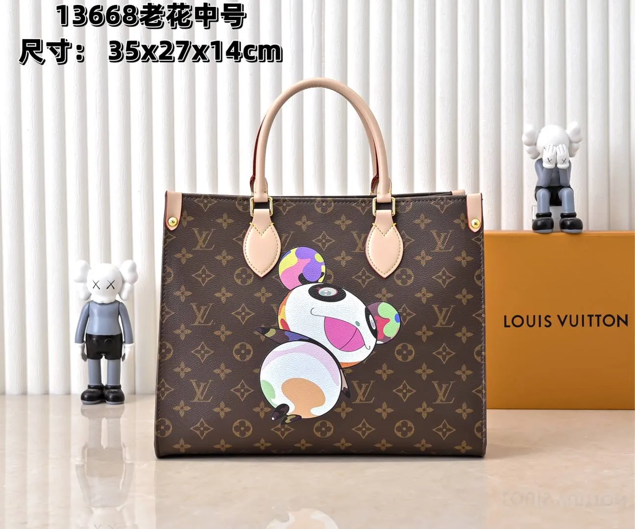 Batch 320💰M45039 M13668!🔥Lv&Takashi Murakami🐼Panda print OnTheGo new version The legendary ONTHEGO handbag: always able to meet your various needs for handbags. It has a large capacity but is not bulky. It is stiff and soft to the touch, making it suitable for home and travel. Tighten the side ties and it instantly transforms into a stylish urban handbag. Loosen the straps and it transforms into a chic and practical handbag. The slender leather handle can be carried over the shoulder or between the arms. The model shown here is made of Damier Azur canvas. Size: 35x27x14cm