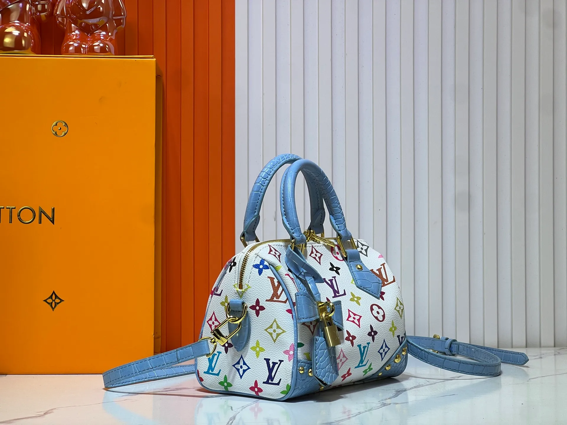 Batch 280💰Upgraded original crocodile pattern M13365 M58953 M46234 M46222 Speedy Bandoulière 20 handbag is made of soft coated canvas, and the full-length Monogram pattern is traced in colorful rainbow tones, highlighting the smart style of the Louis Vuitton x Murakami reissue series. The Toron handle and detachable shoulder strap are constructed of cow leather, the metal corners recall classic luggage elements, and the bow-shaped key bag and padlock add brand touches. Dimensions: 20.5 x 13.5 x 12.0 cm (length x height x width)