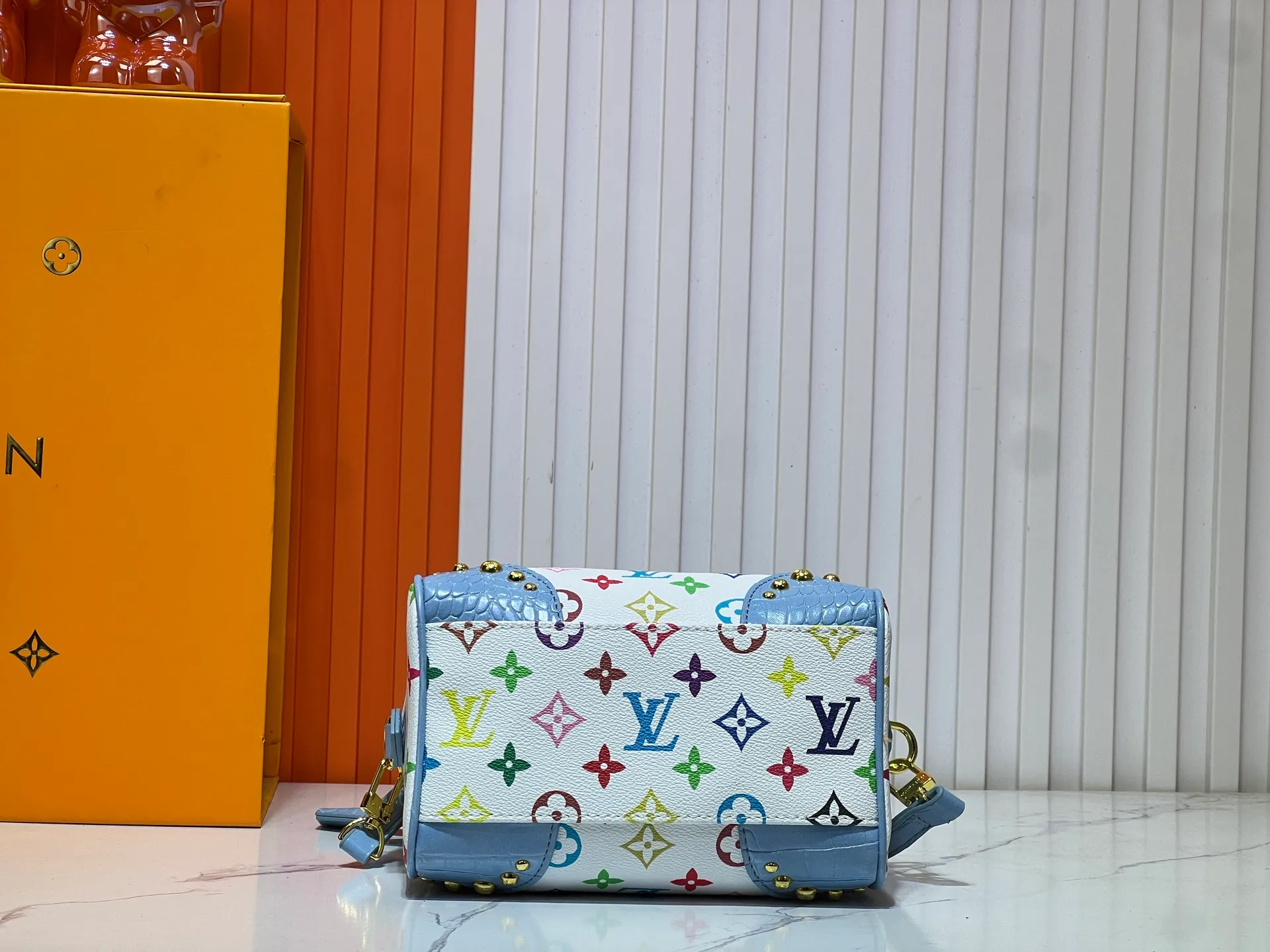Batch 280💰Upgraded original crocodile pattern M13365 M58953 M46234 M46222 Speedy Bandoulière 20 handbag is made of soft coated canvas, and the full-length Monogram pattern is traced in colorful rainbow tones, highlighting the smart style of the Louis Vuitton x Murakami reissue series. The Toron handle and detachable shoulder strap are constructed of cow leather, the metal corners recall classic luggage elements, and the bow-shaped key bag and padlock add brand touches. Dimensions: 20.5 x 13.5 x 12.0 cm (length x height x width)