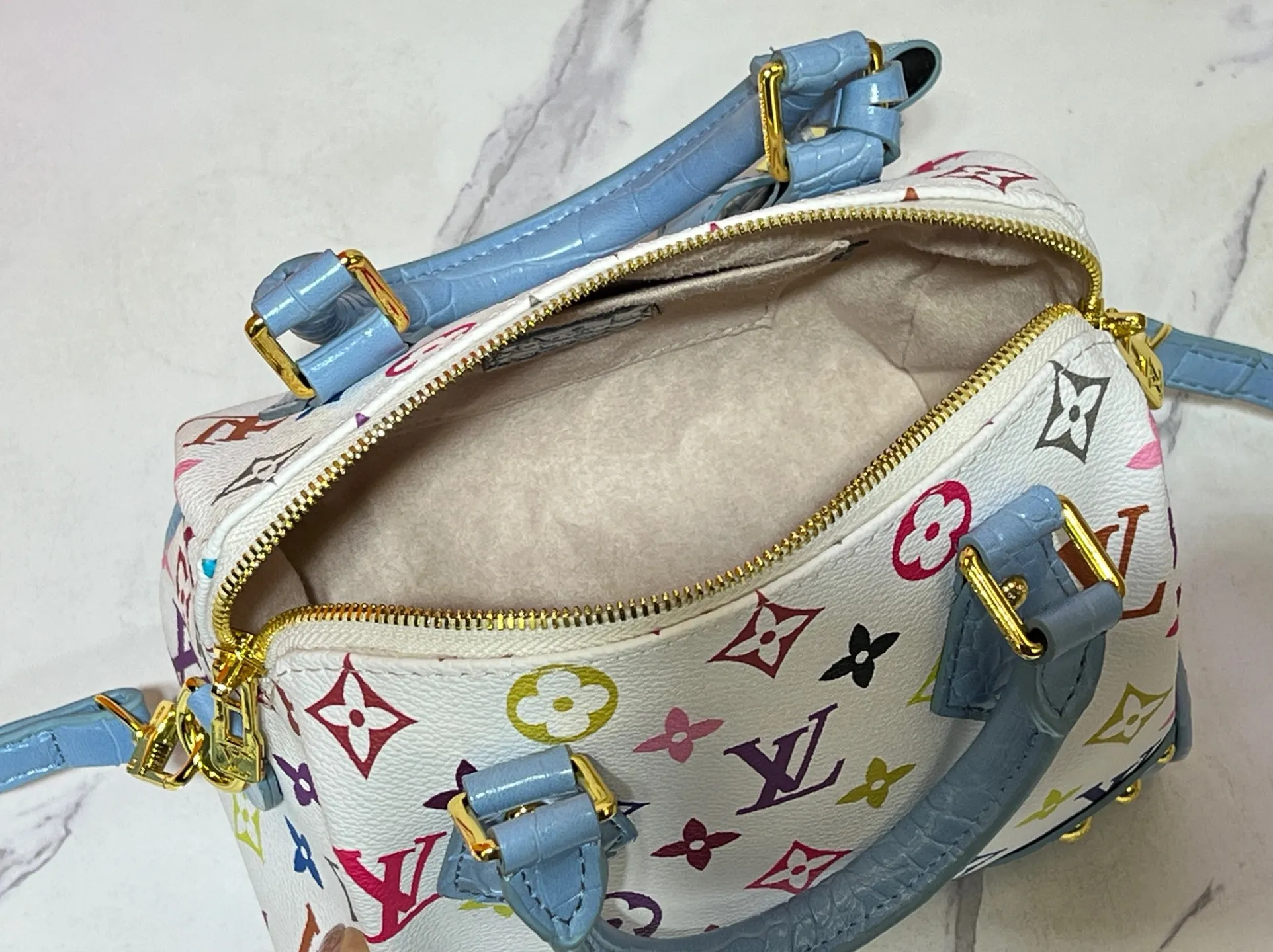 Batch 280💰Upgraded original crocodile pattern M13365 M58953 M46234 M46222 Speedy Bandoulière 20 handbag is made of soft coated canvas, and the full-length Monogram pattern is traced in colorful rainbow tones, highlighting the smart style of the Louis Vuitton x Murakami reissue series. The Toron handle and detachable shoulder strap are constructed of cow leather, the metal corners recall classic luggage elements, and the bow-shaped key bag and padlock add brand touches. Dimensions: 20.5 x 13.5 x 12.0 cm (length x height x width)