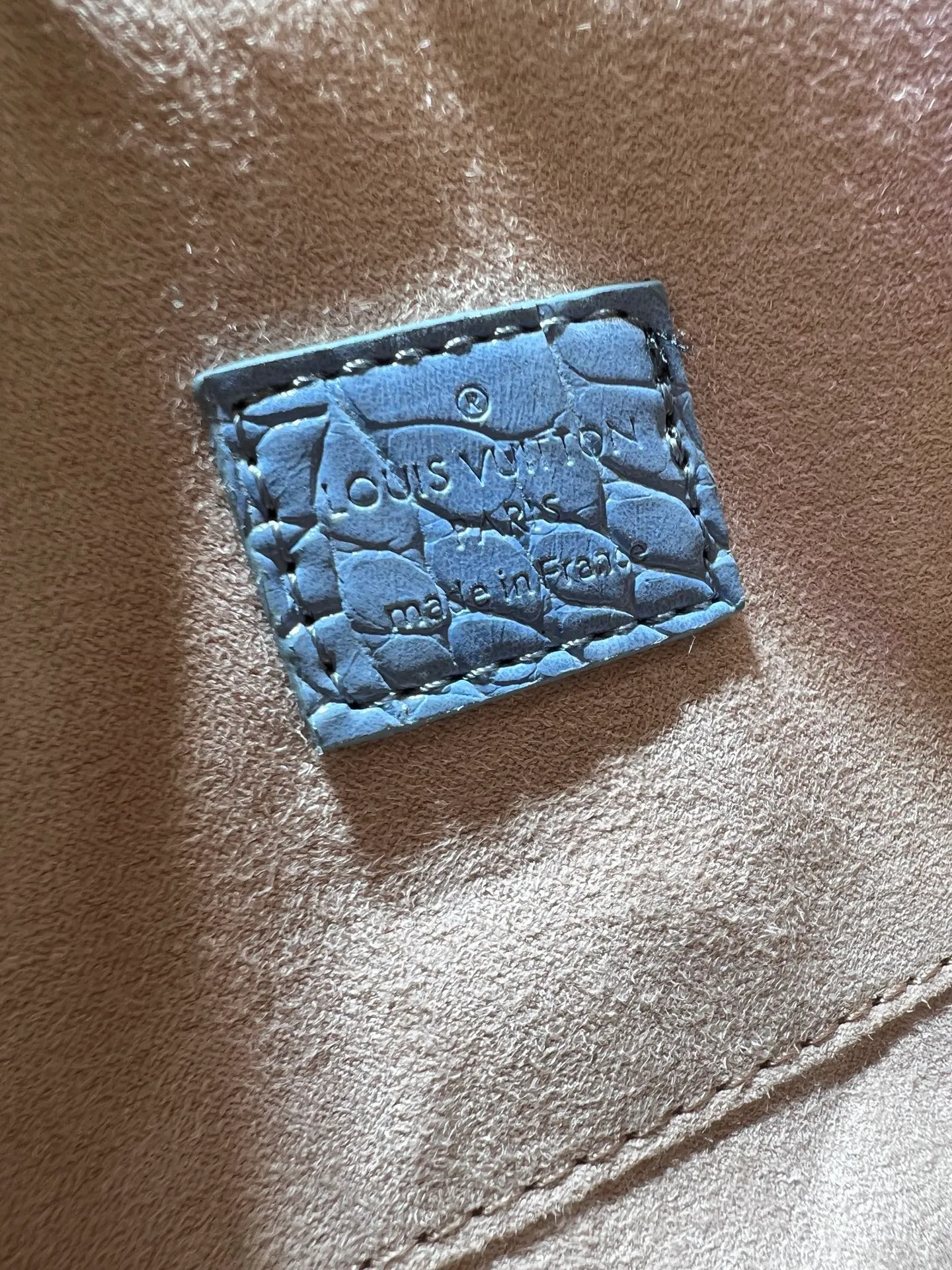 Batch 280💰Upgraded original crocodile pattern M13365 M58953 M46234 M46222 Speedy Bandoulière 20 handbag is made of soft coated canvas, and the full-length Monogram pattern is traced in colorful rainbow tones, highlighting the smart style of the Louis Vuitton x Murakami reissue series. The Toron handle and detachable shoulder strap are constructed of cow leather, the metal corners recall classic luggage elements, and the bow-shaped key bag and padlock add brand touches. Dimensions: 20.5 x 13.5 x 12.0 cm (length x height x width)