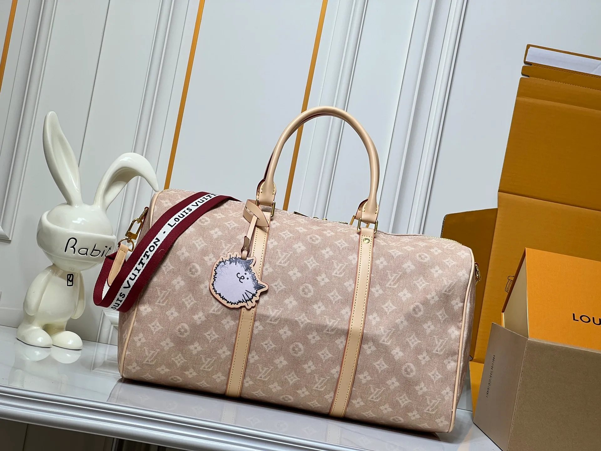 Batch 420💰M25787 This Keepall Bandouliere 45 travel bag is from the Travel With series presented by Louis Vuitton in collaboration with Grace Coddington. It uses Meowgram canvas to interpret the Monogram pattern in a playful reimagining, looking back to the hard suitcase inspiration of the 1900s. The cute cat-shaped branding adds smart touches, and the detachable and adjustable shoulder strap is embellished with the handwritten brand logo. Size: 45x27x20cm