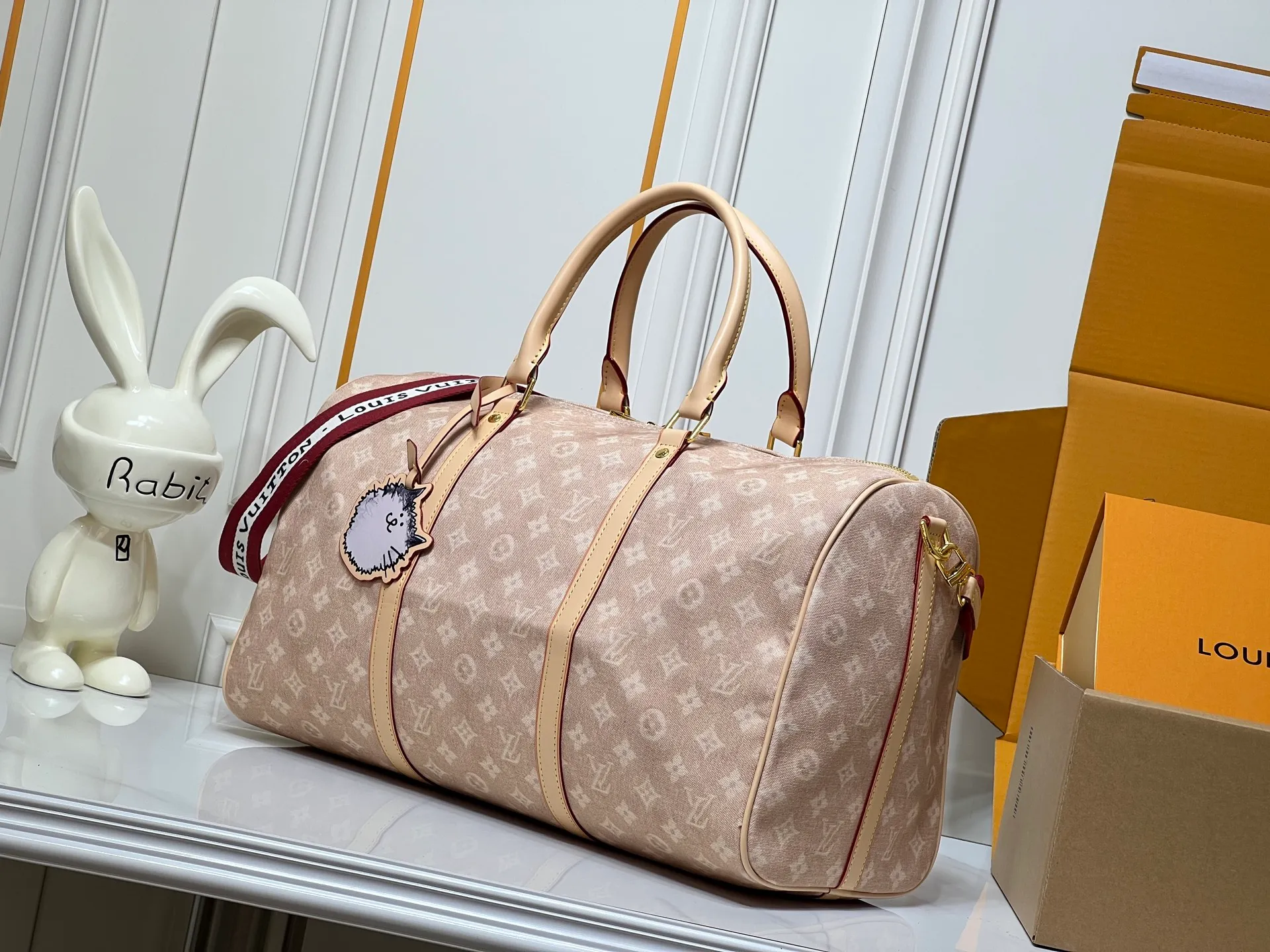 Batch 420💰M25787 This Keepall Bandouliere 45 travel bag is from the Travel With series presented by Louis Vuitton in collaboration with Grace Coddington. It uses Meowgram canvas to interpret the Monogram pattern in a playful reimagining, looking back to the hard suitcase inspiration of the 1900s. The cute cat-shaped branding adds smart touches, and the detachable and adjustable shoulder strap is embellished with the handwritten brand logo. Size: 45x27x20cm
