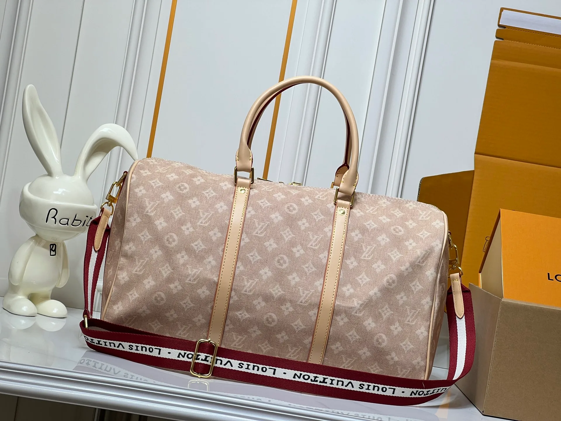 Batch 420💰M25787 This Keepall Bandouliere 45 travel bag is from the Travel With series presented by Louis Vuitton in collaboration with Grace Coddington. It uses Meowgram canvas to interpret the Monogram pattern in a playful reimagining, looking back to the hard suitcase inspiration of the 1900s. The cute cat-shaped branding adds smart touches, and the detachable and adjustable shoulder strap is embellished with the handwritten brand logo. Size: 45x27x20cm