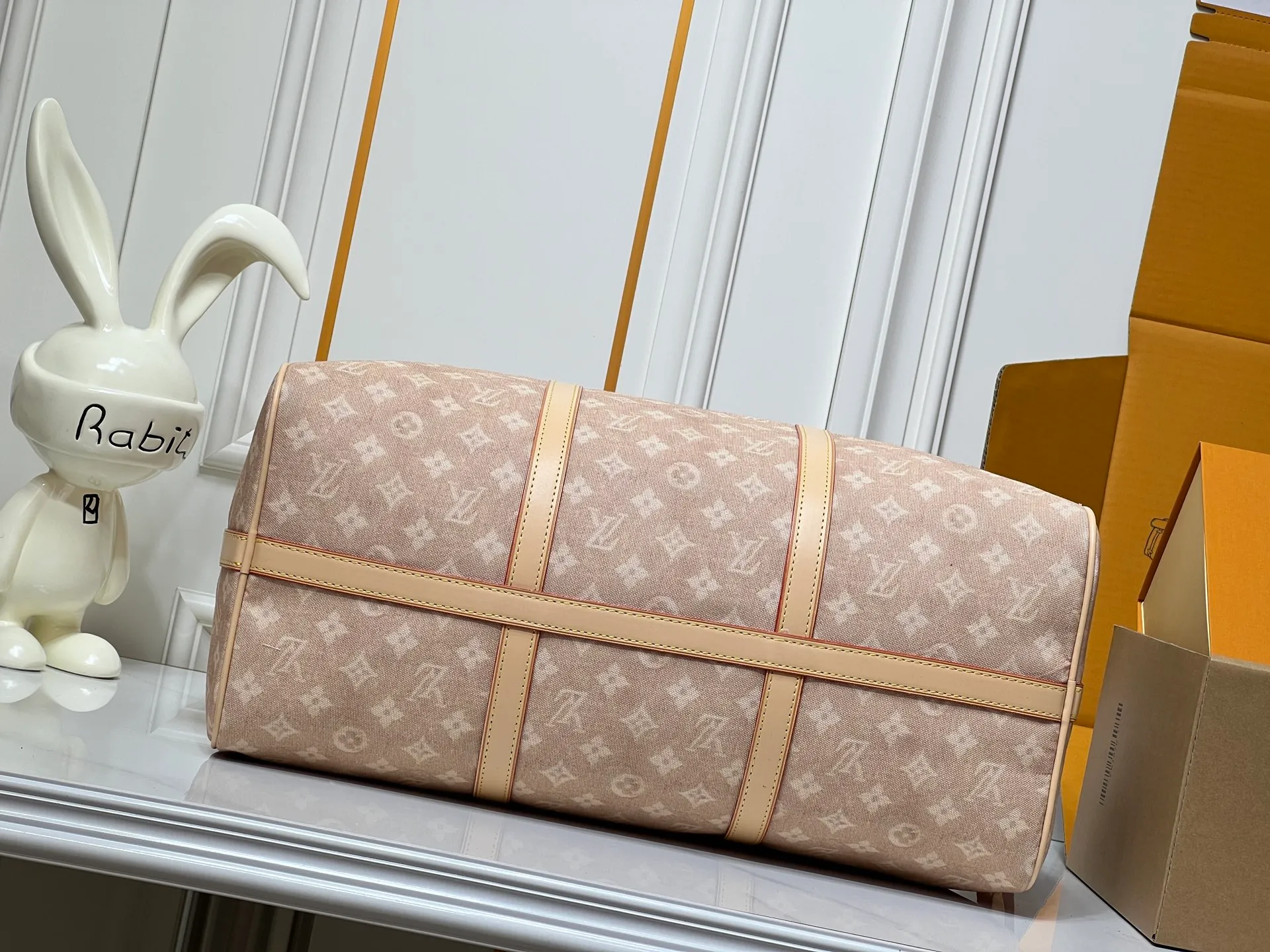 Batch 420💰M25787 This Keepall Bandouliere 45 travel bag is from the Travel With series presented by Louis Vuitton in collaboration with Grace Coddington. It uses Meowgram canvas to interpret the Monogram pattern in a playful reimagining, looking back to the hard suitcase inspiration of the 1900s. The cute cat-shaped branding adds smart touches, and the detachable and adjustable shoulder strap is embellished with the handwritten brand logo. Size: 45x27x20cm