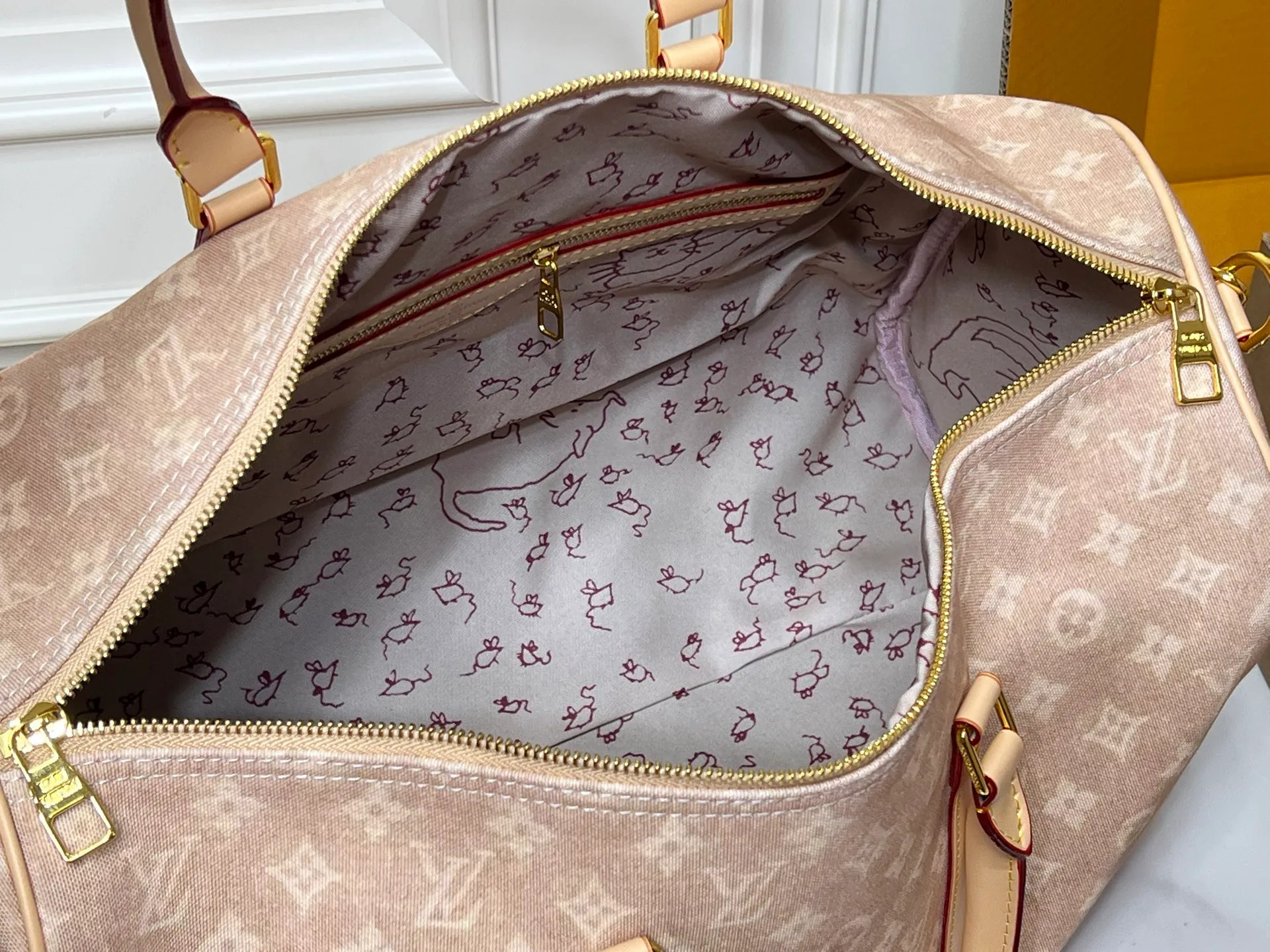 Batch 420💰M25787 This Keepall Bandouliere 45 travel bag is from the Travel With series presented by Louis Vuitton in collaboration with Grace Coddington. It uses Meowgram canvas to interpret the Monogram pattern in a playful reimagining, looking back to the hard suitcase inspiration of the 1900s. The cute cat-shaped branding adds smart touches, and the detachable and adjustable shoulder strap is embellished with the handwritten brand logo. Size: 45x27x20cm