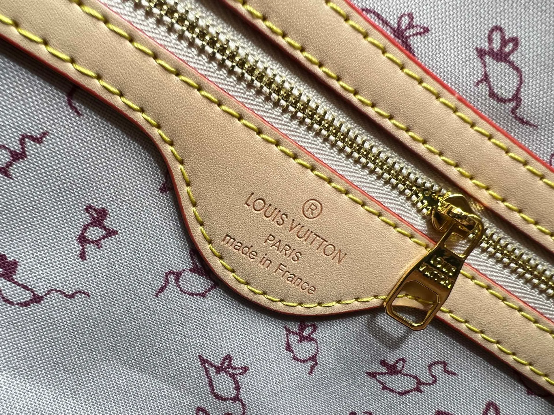 Batch 420💰M25787 This Keepall Bandouliere 45 travel bag is from the Travel With series presented by Louis Vuitton in collaboration with Grace Coddington. It uses Meowgram canvas to interpret the Monogram pattern in a playful reimagining, looking back to the hard suitcase inspiration of the 1900s. The cute cat-shaped branding adds smart touches, and the detachable and adjustable shoulder strap is embellished with the handwritten brand logo. Size: 45x27x20cm