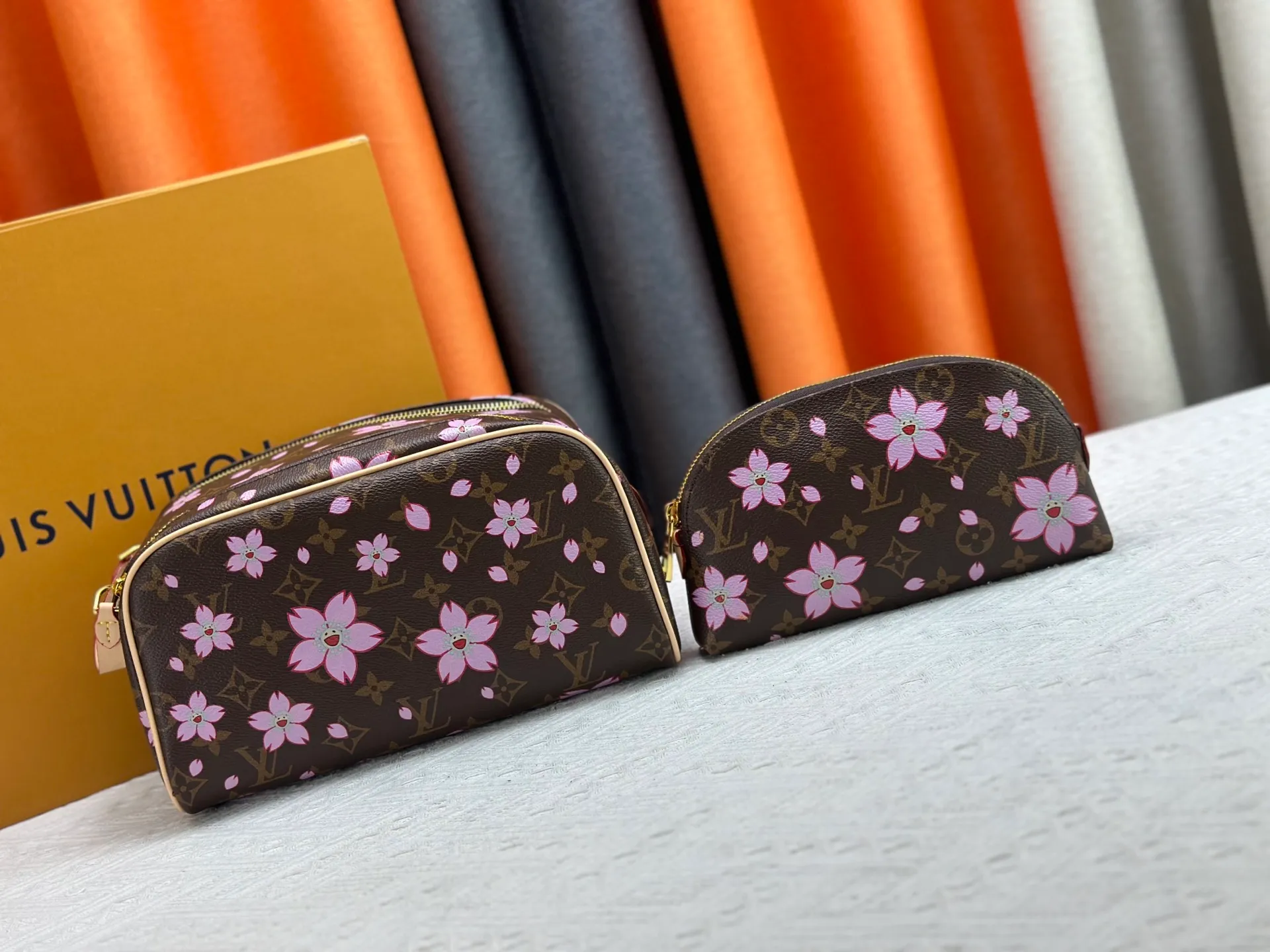 P260 Upgraded original 2-piece set Takashi Murakami Sakura🌸M47528 M13669 This Dopp Kit toiletry bag is made of Monogram Eclipse canvas, bringing a restrained choice to Monogram lovers. Plenty of space to store travel essentials, double zippers for secure protection, and wide opening for easy access. 28.0 x 15.0 x 16.5 cm (length x height x width)
