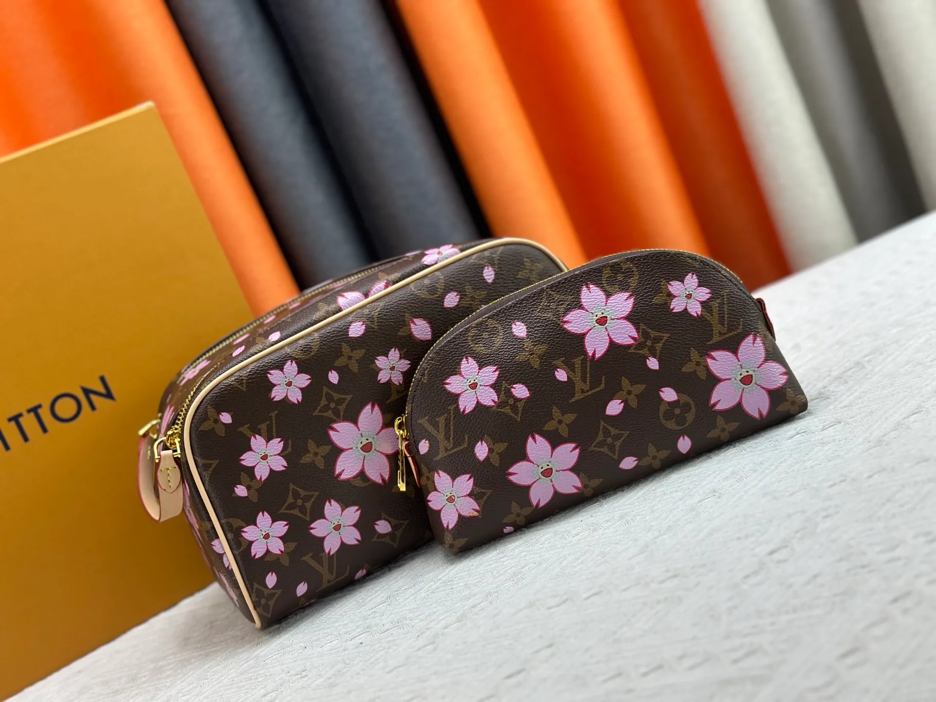 P260 Upgraded original 2-piece set Takashi Murakami Sakura🌸M47528 M13669 This Dopp Kit toiletry bag is made of Monogram Eclipse canvas, bringing a restrained choice to Monogram lovers. Plenty of space to store travel essentials, double zippers for secure protection, and wide opening for easy access. 28.0 x 15.0 x 16.5 cm (length x height x width)