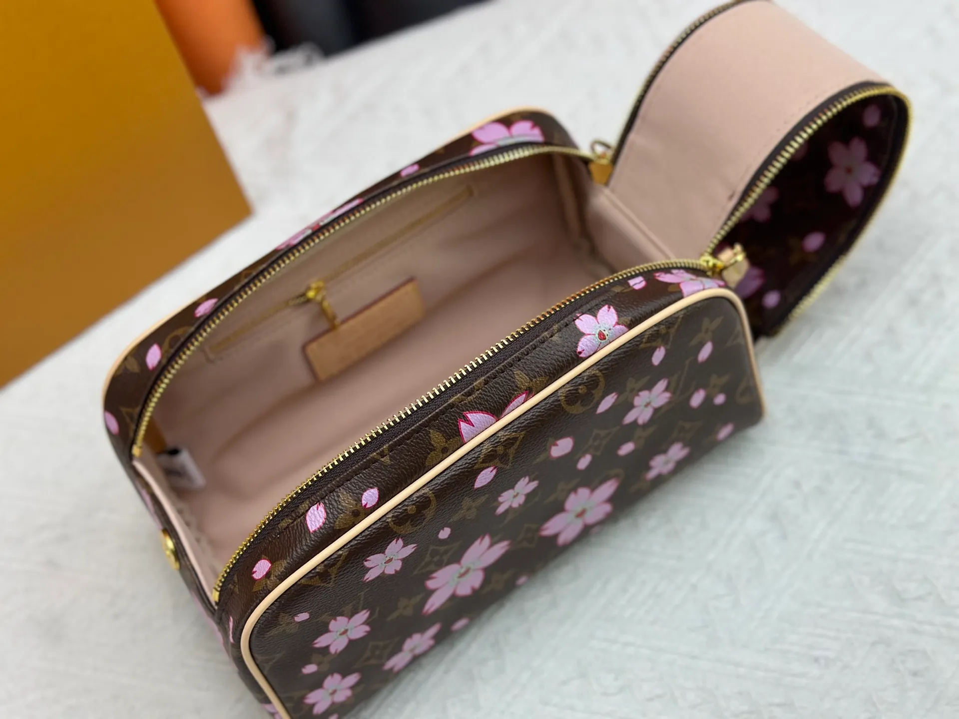 P260 Upgraded original 2-piece set Takashi Murakami Sakura🌸M47528 M13669 This Dopp Kit toiletry bag is made of Monogram Eclipse canvas, bringing a restrained choice to Monogram lovers. Plenty of space to store travel essentials, double zippers for secure protection, and wide opening for easy access. 28.0 x 15.0 x 16.5 cm (length x height x width)