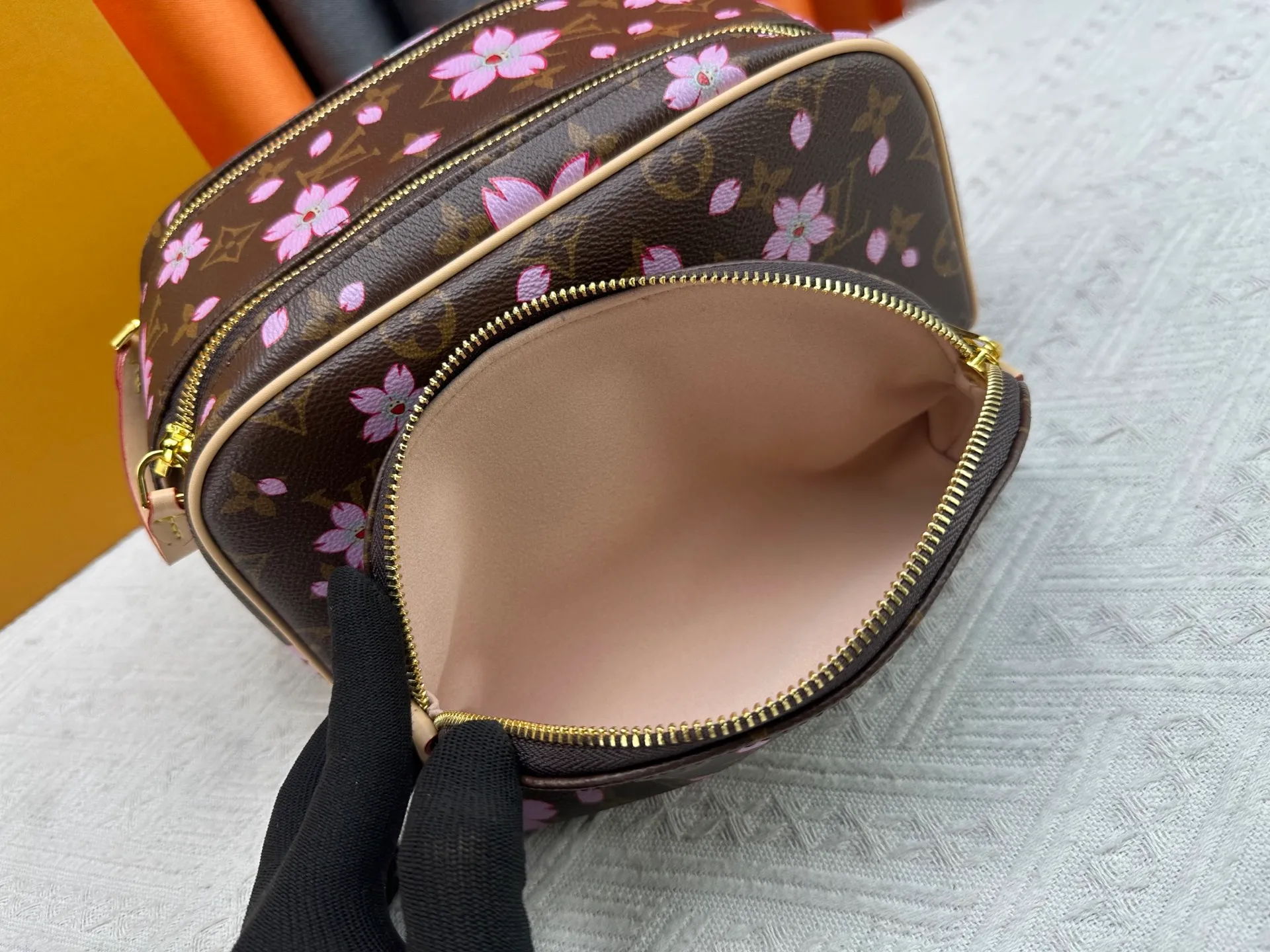 P260 Upgraded original 2-piece set Takashi Murakami Sakura🌸M47528 M13669 This Dopp Kit toiletry bag is made of Monogram Eclipse canvas, bringing a restrained choice to Monogram lovers. Plenty of space to store travel essentials, double zippers for secure protection, and wide opening for easy access. 28.0 x 15.0 x 16.5 cm (length x height x width)