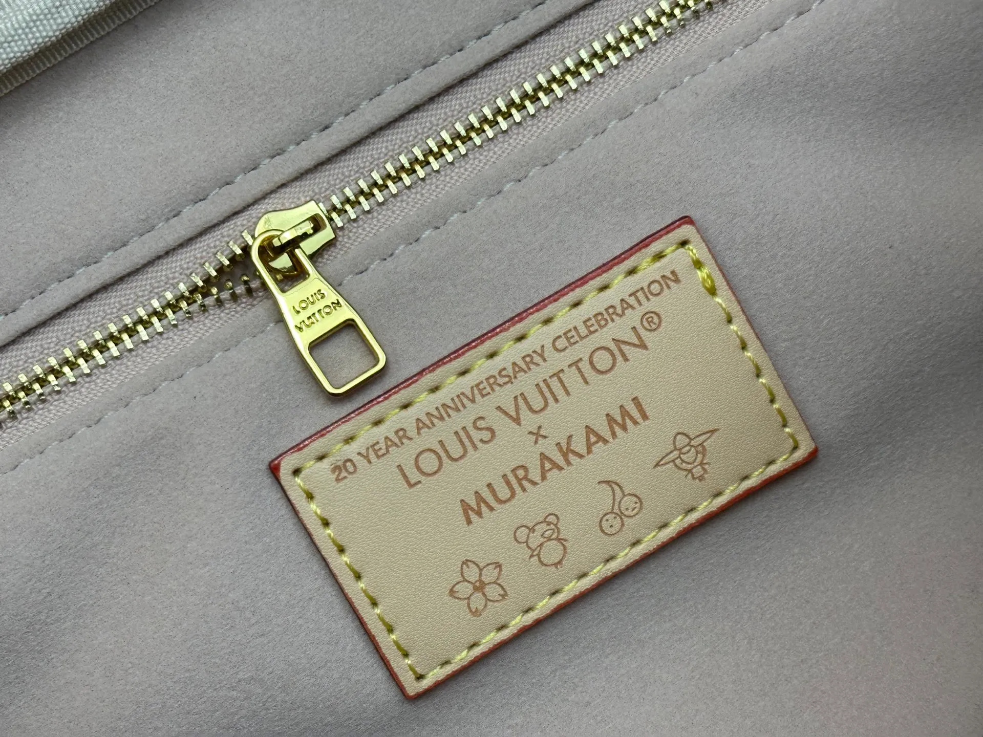 P260 Upgraded original 2-piece set Takashi Murakami Sakura🌸M47528 M13669 This Dopp Kit toiletry bag is made of Monogram Eclipse canvas, bringing a restrained choice to Monogram lovers. Plenty of space to store travel essentials, double zippers for secure protection, and wide opening for easy access. 28.0 x 15.0 x 16.5 cm (length x height x width)