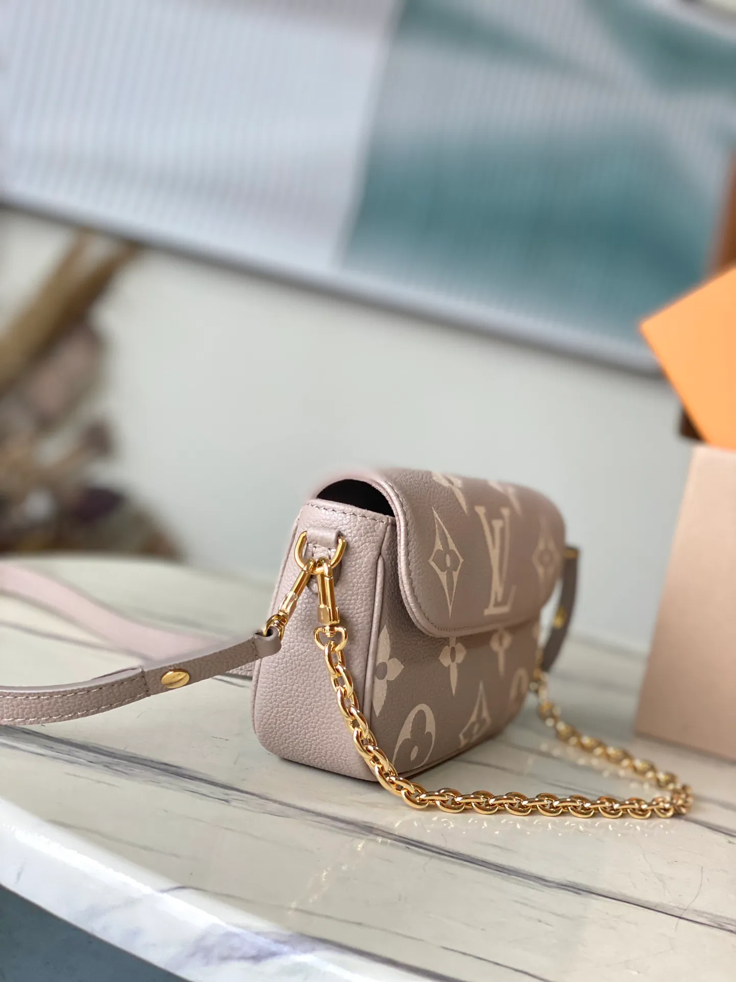 💰880 (top layer leather) top original order M82211 supports counter inspection. The photo taken of duty-free goods is consistent with the product without unpacking. This product is an exclusive duty-free product in the market and is the highest-end product. Inspection is supported. This product has passed strict inspection and is flawless. Please wear gloves when touching the product. This product is not returnable or exchangeable. Please confirm the product first and then remove the label on the handle. This product is temporarily not open to the public, only regular customers, and is in short supply. Dimensions: 23.5 x 12 x 4.3 cm