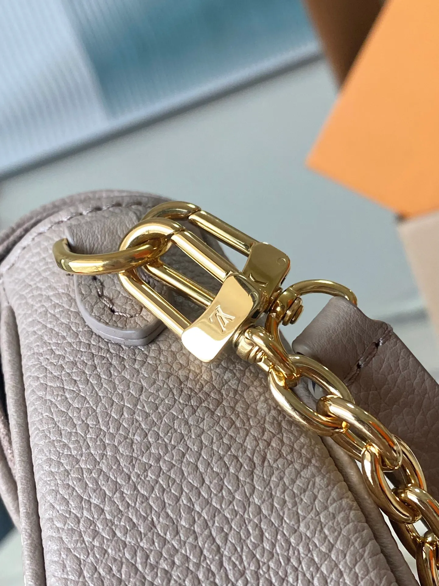 💰880 (top layer leather) top original order M82211 supports counter inspection. The photo taken of duty-free goods is consistent with the product without unpacking. This product is an exclusive duty-free product in the market and is the highest-end product. Inspection is supported. This product has passed strict inspection and is flawless. Please wear gloves when touching the product. This product is not returnable or exchangeable. Please confirm the product first and then remove the label on the handle. This product is temporarily not open to the public, only regular customers, and is in short supply. Dimensions: 23.5 x 12 x 4.3 cm