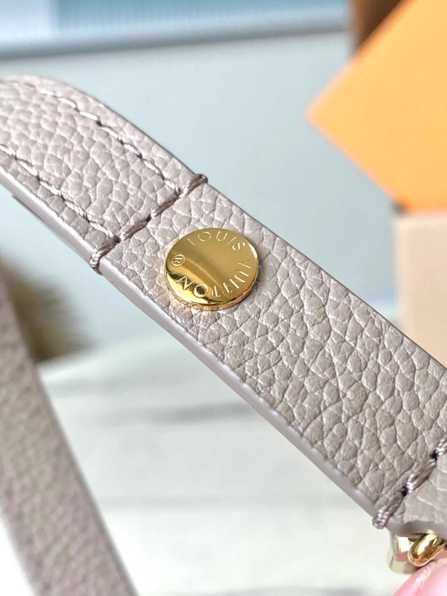 💰880 (top layer leather) top original order M82211 supports counter inspection. The photo taken of duty-free goods is consistent with the product without unpacking. This product is an exclusive duty-free product in the market and is the highest-end product. Inspection is supported. This product has passed strict inspection and is flawless. Please wear gloves when touching the product. This product is not returnable or exchangeable. Please confirm the product first and then remove the label on the handle. This product is temporarily not open to the public, only regular customers, and is in short supply. Dimensions: 23.5 x 12 x 4.3 cm