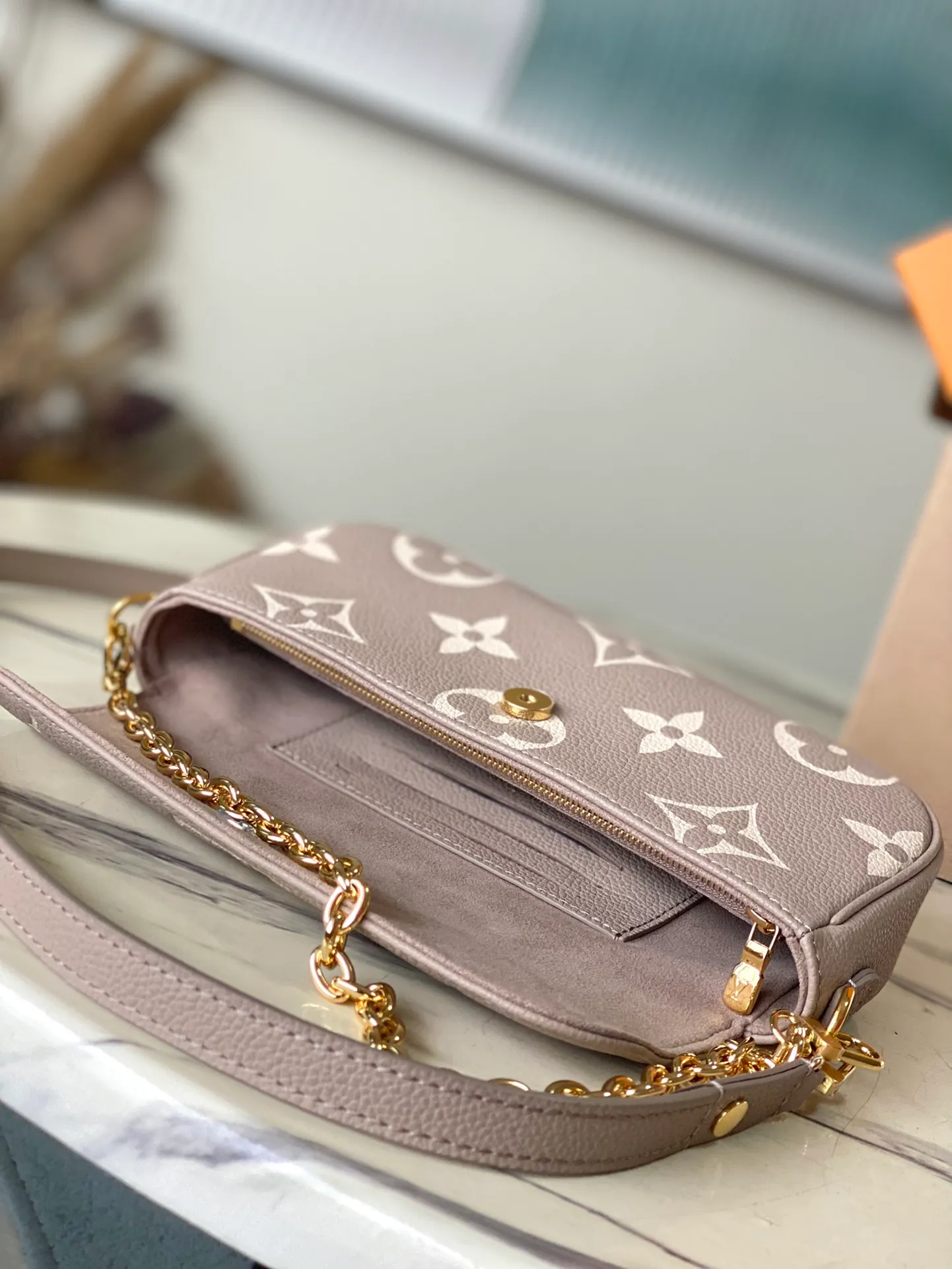 💰880 (top layer leather) top original order M82211 supports counter inspection. The photo taken of duty-free goods is consistent with the product without unpacking. This product is an exclusive duty-free product in the market and is the highest-end product. Inspection is supported. This product has passed strict inspection and is flawless. Please wear gloves when touching the product. This product is not returnable or exchangeable. Please confirm the product first and then remove the label on the handle. This product is temporarily not open to the public, only regular customers, and is in short supply. Dimensions: 23.5 x 12 x 4.3 cm