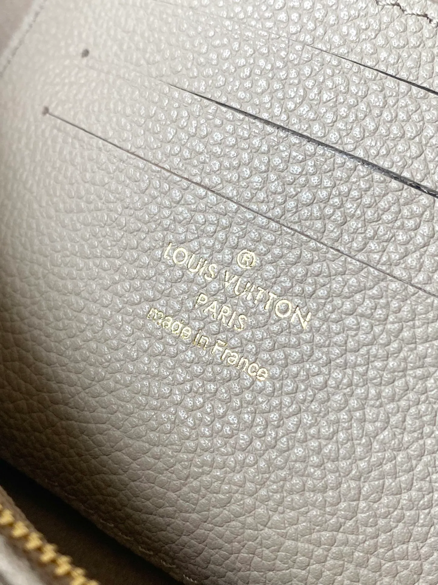 💰880 (top layer leather) top original order M82211 supports counter inspection. The photo taken of duty-free goods is consistent with the product without unpacking. This product is an exclusive duty-free product in the market and is the highest-end product. Inspection is supported. This product has passed strict inspection and is flawless. Please wear gloves when touching the product. This product is not returnable or exchangeable. Please confirm the product first and then remove the label on the handle. This product is temporarily not open to the public, only regular customers, and is in short supply. Dimensions: 23.5 x 12 x 4.3 cm