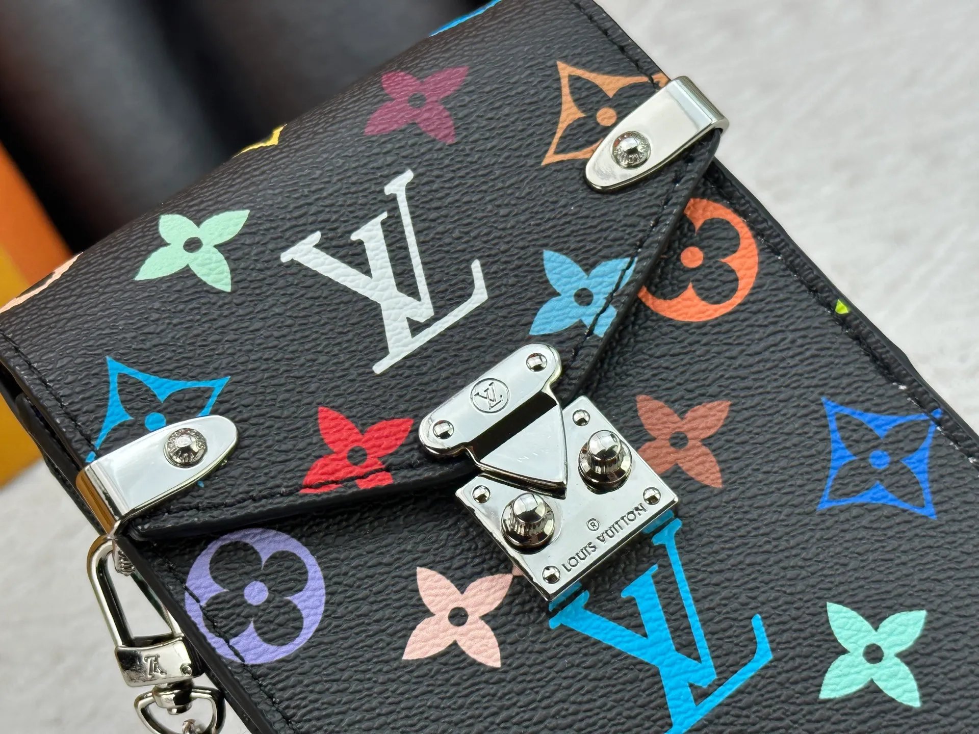 P220 upgraded version [Official latest model] [Real shot] M13572 This Métis mobile phone bag M82465 camera bag takes inspiration from Louis Vuitton's classic luggage and uses a whole piece of Monogram canvas to cut out an exquisite configuration. The S-lock clasp and metal corners speak of the brand's long tradition of boxmaking. Attach the removable chain to instantly be hands-free. Dimensions: 10.4 x 17.5 x 4.0 cm (length x height x width)
