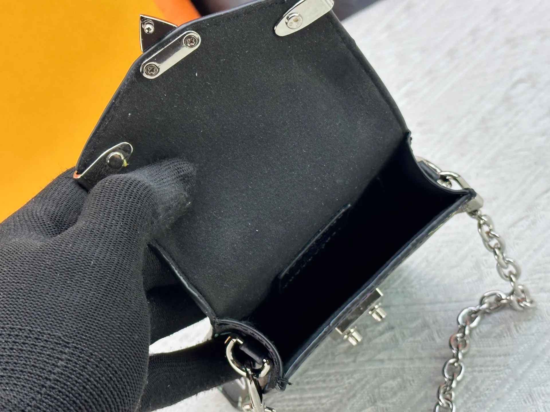 P220 upgraded version [Official latest model] [Real shot] M13572 This Métis mobile phone bag M82465 camera bag takes inspiration from Louis Vuitton's classic luggage and uses a whole piece of Monogram canvas to cut out an exquisite configuration. The S-lock clasp and metal corners speak of the brand's long tradition of boxmaking. Attach the removable chain to instantly be hands-free. Dimensions: 10.4 x 17.5 x 4.0 cm (length x height x width)