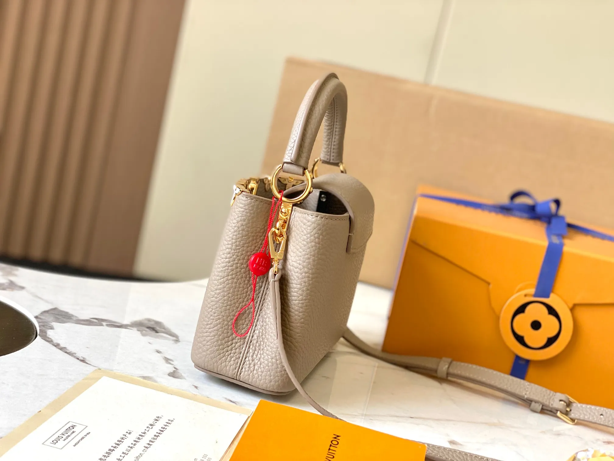 P2400 [Super high-quality original leather💋 M23330 elephant gray and white shell hardware] Capucines mini handbag, this Capucines Flower Crown handbag is made of full-grain Taurillon leather embellished with Monogram flowers. Each flower is shaped by exquisite shells. The LV logo and flowers echo each other, giving this soft handbag a jewel-like luster. Use the detachable shoulder strap cleverly to switch between shoulder and crossbody styles! Size: 21*14*8Cm