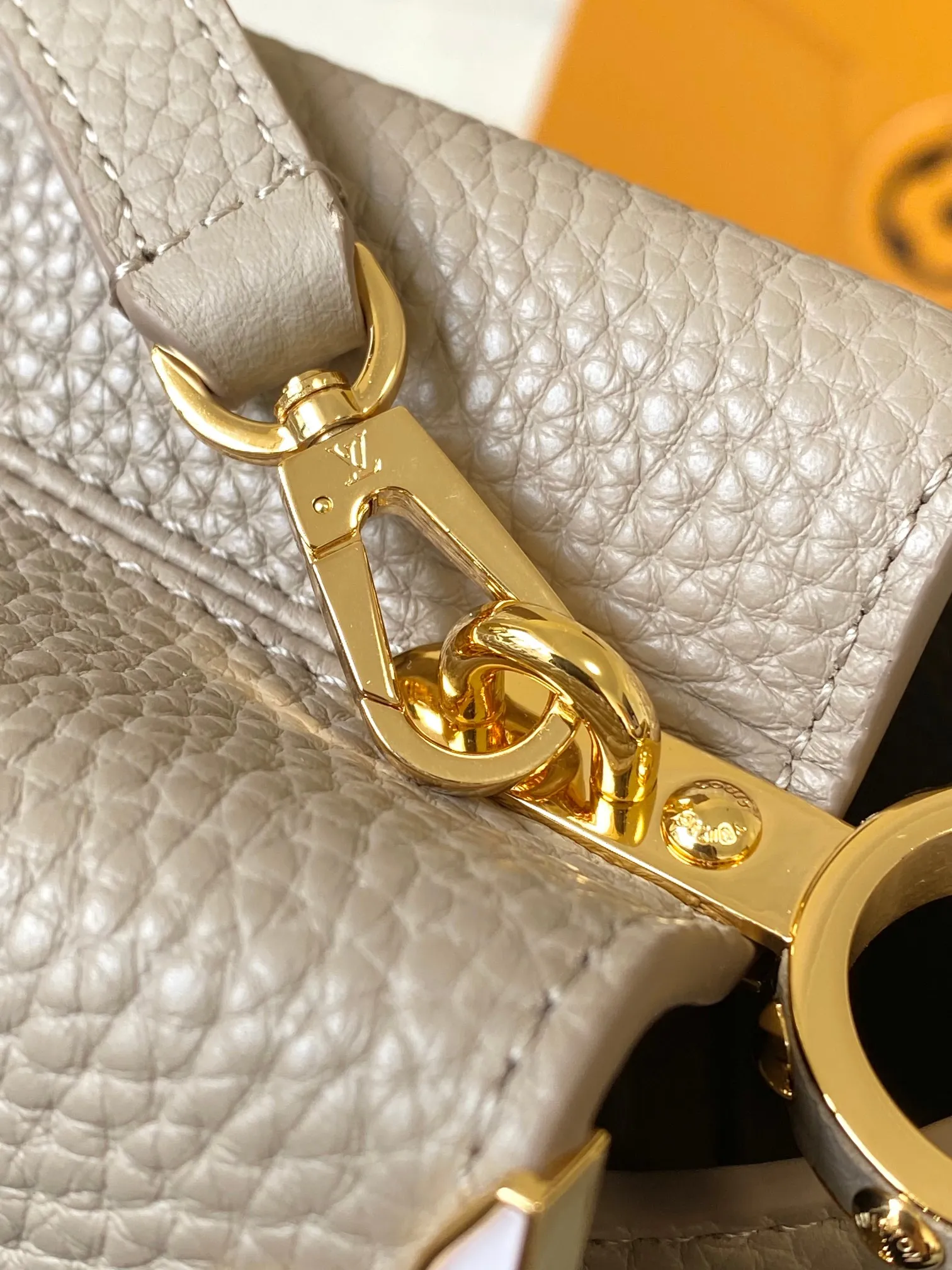 P2400 [Super high-quality original leather💋 M23330 elephant gray and white shell hardware] Capucines mini handbag, this Capucines Flower Crown handbag is made of full-grain Taurillon leather embellished with Monogram flowers. Each flower is shaped by exquisite shells. The LV logo and flowers echo each other, giving this soft handbag a jewel-like luster. Use the detachable shoulder strap cleverly to switch between shoulder and crossbody styles! Size: 21*14*8Cm