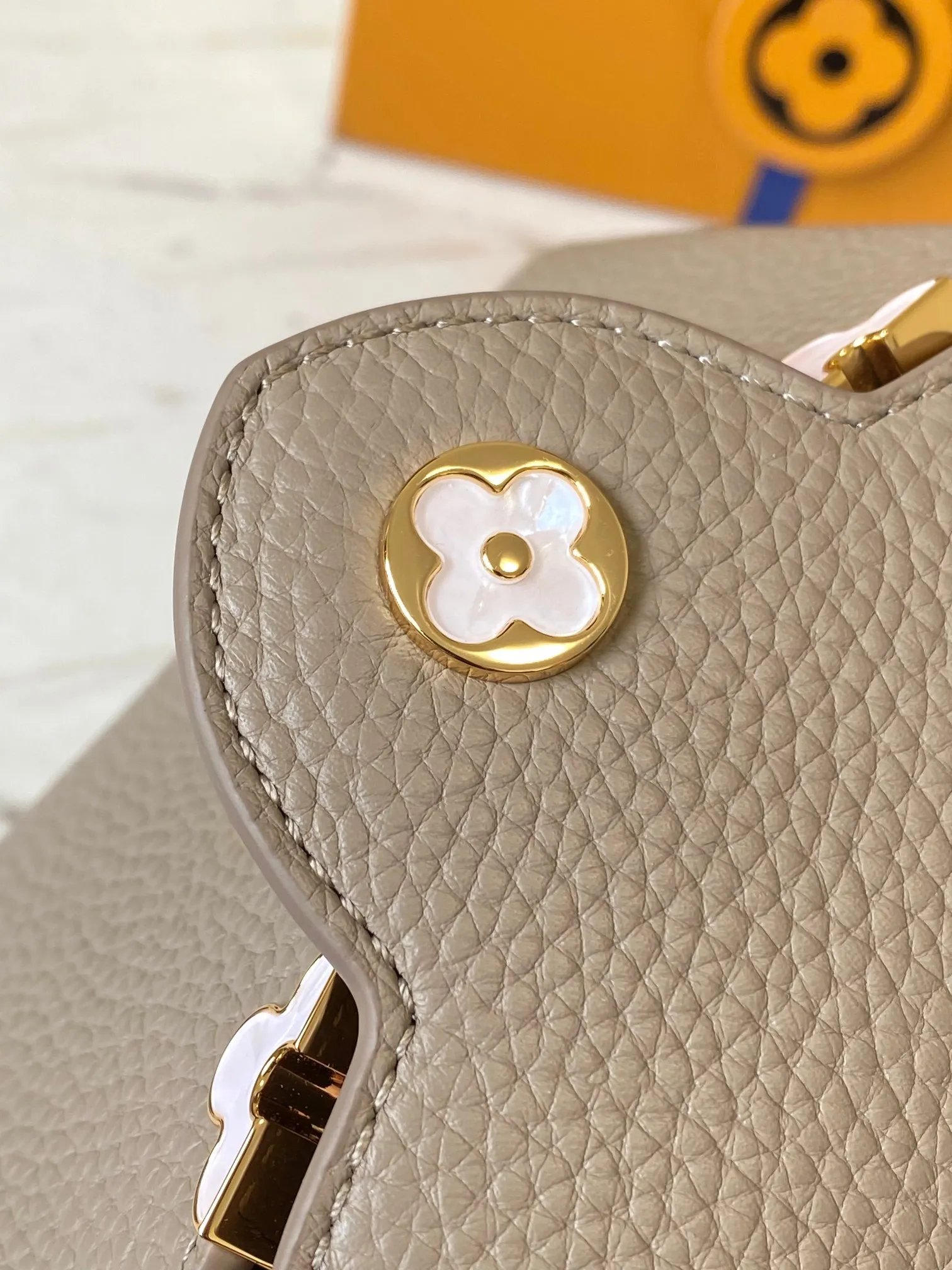 P2400 [Super high-quality original leather💋 M23330 elephant gray and white shell hardware] Capucines mini handbag, this Capucines Flower Crown handbag is made of full-grain Taurillon leather embellished with Monogram flowers. Each flower is shaped by exquisite shells. The LV logo and flowers echo each other, giving this soft handbag a jewel-like luster. Use the detachable shoulder strap cleverly to switch between shoulder and crossbody styles! Size: 21*14*8Cm