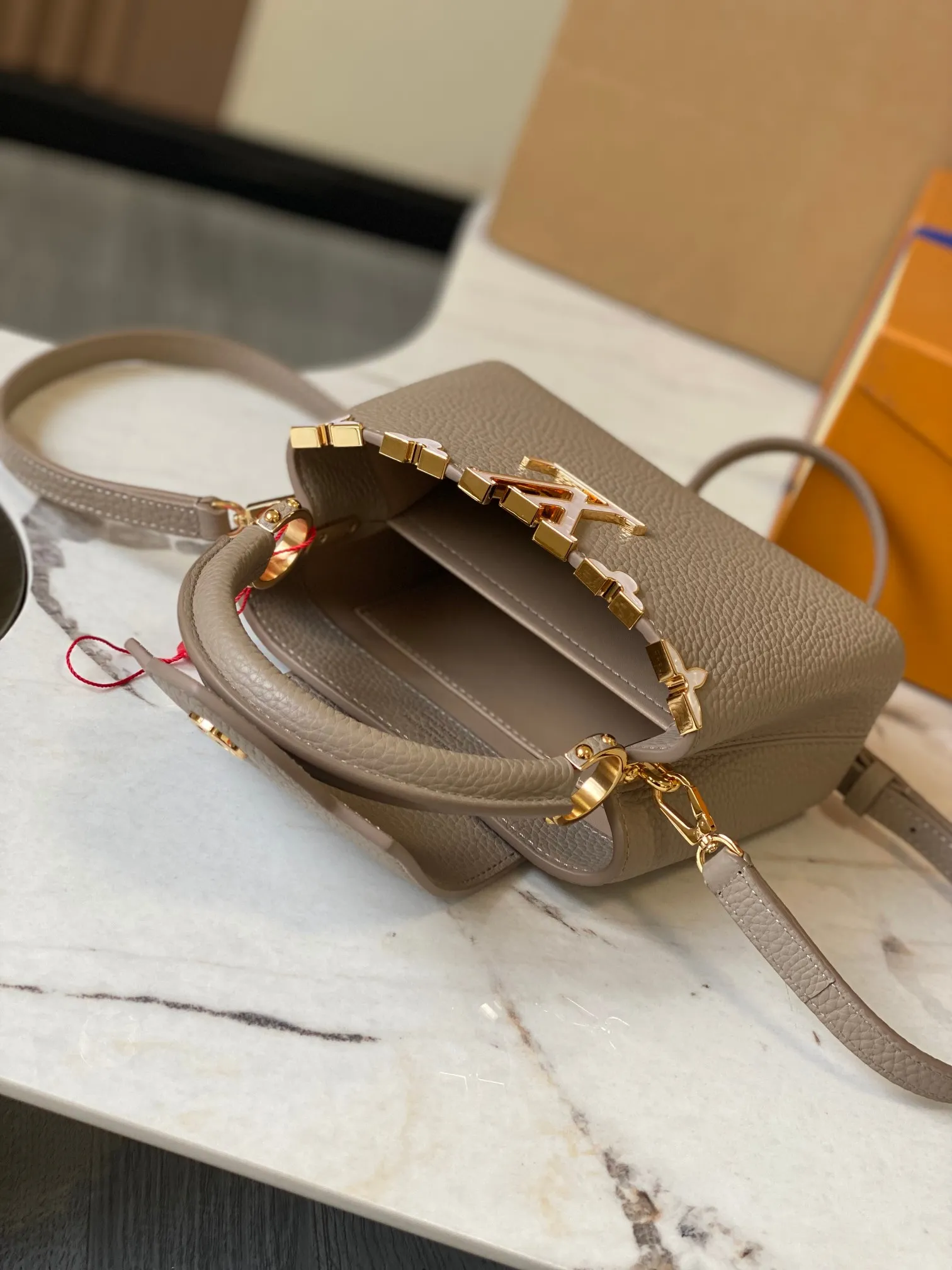 P2400 [Super high-quality original leather💋 M23330 elephant gray and white shell hardware] Capucines mini handbag, this Capucines Flower Crown handbag is made of full-grain Taurillon leather embellished with Monogram flowers. Each flower is shaped by exquisite shells. The LV logo and flowers echo each other, giving this soft handbag a jewel-like luster. Use the detachable shoulder strap cleverly to switch between shoulder and crossbody styles! Size: 21*14*8Cm