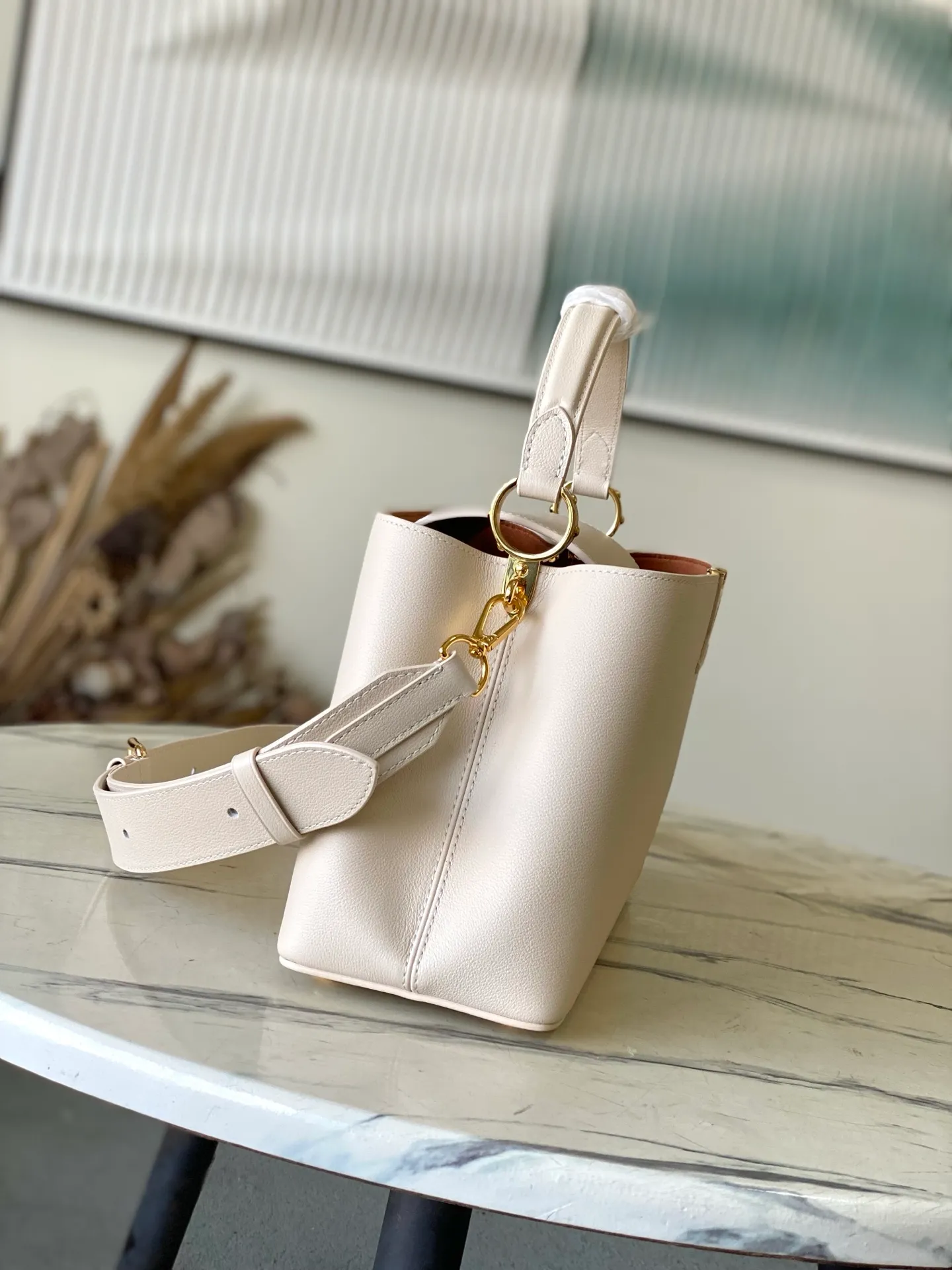 💰2360 "Special Original Leather" M14979 off-white Capucines Souple medium handbag is made of fine grained cow leather, with a sharp contrast of suede lining and dazzling metal parts, and uses the LV letters to express the brand heritage. The flip cover can be folded in or out, and the compartments and pockets can store your daily needs in an orderly manner, and you can switch between various carrying methods at will. 33.0 x 24.0 x 12.0 cm