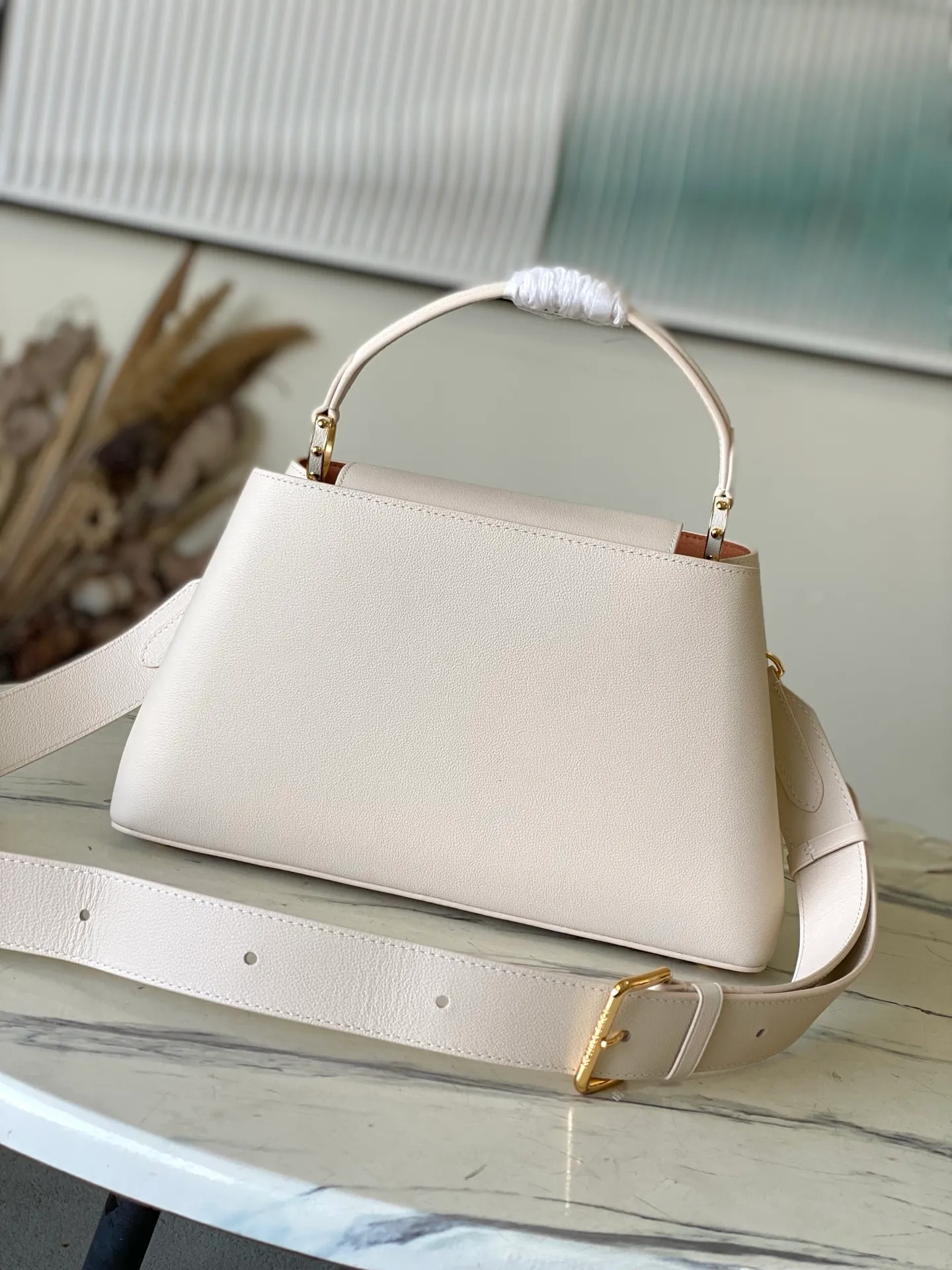 💰2360 "Special Original Leather" M14979 off-white Capucines Souple medium handbag is made of fine grained cow leather, with a sharp contrast of suede lining and dazzling metal parts, and uses the LV letters to express the brand heritage. The flip cover can be folded in or out, and the compartments and pockets can store your daily needs in an orderly manner, and you can switch between various carrying methods at will. 33.0 x 24.0 x 12.0 cm