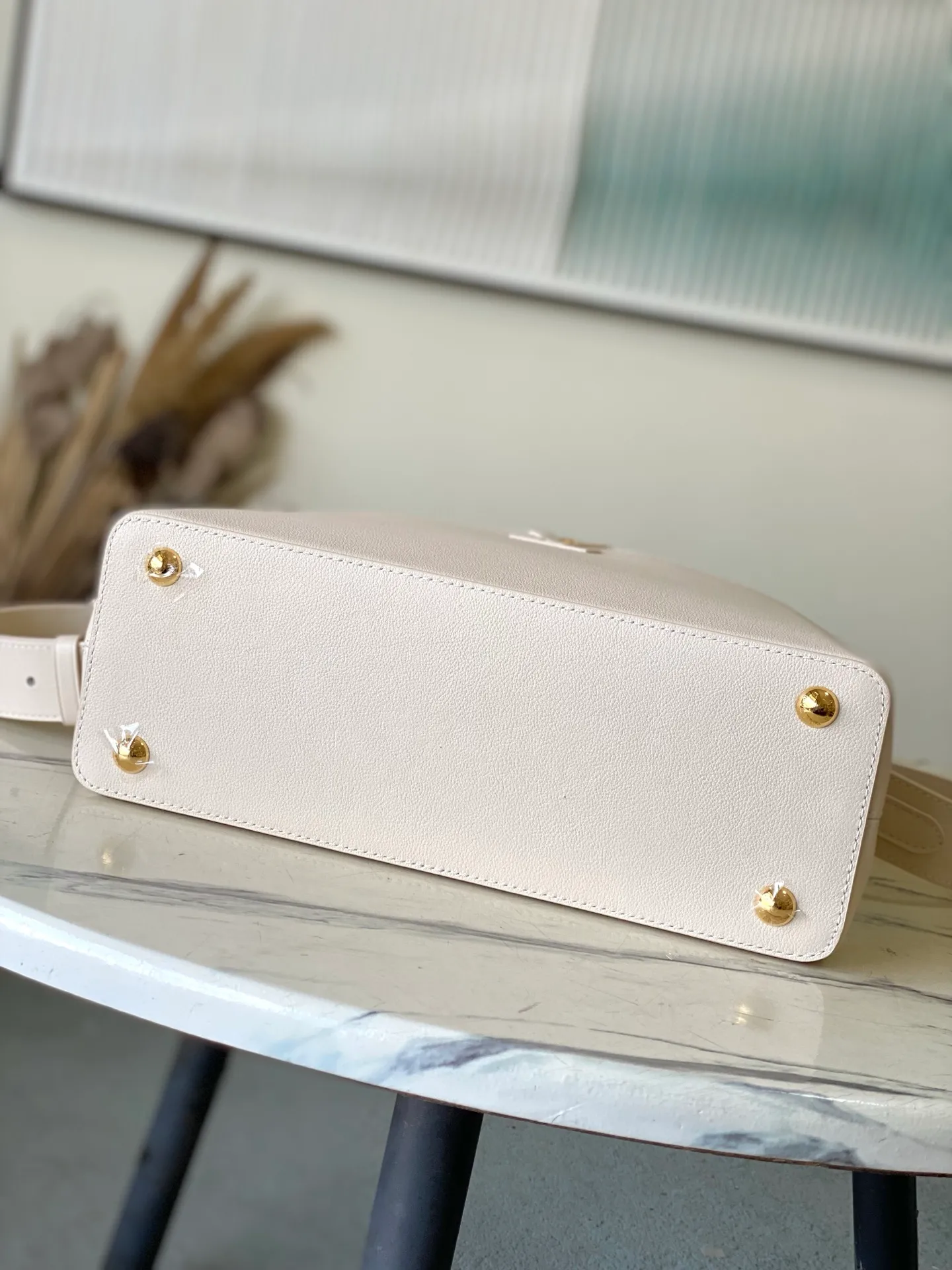 💰2360 "Special Original Leather" M14979 off-white Capucines Souple medium handbag is made of fine grained cow leather, with a sharp contrast of suede lining and dazzling metal parts, and uses the LV letters to express the brand heritage. The flip cover can be folded in or out, and the compartments and pockets can store your daily needs in an orderly manner, and you can switch between various carrying methods at will. 33.0 x 24.0 x 12.0 cm
