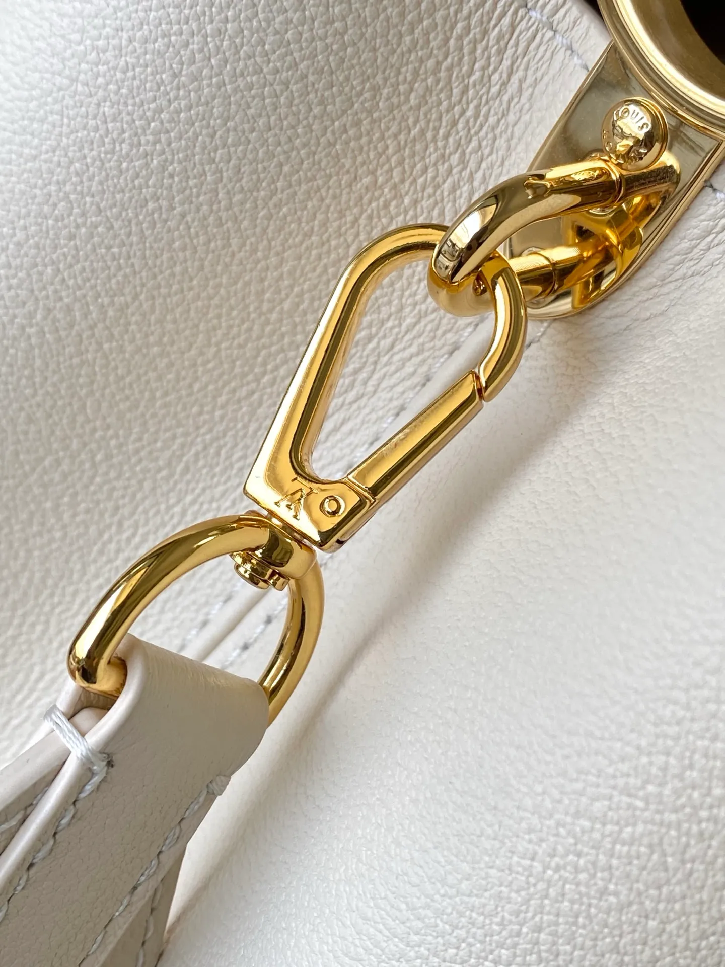 💰2360 "Special Original Leather" M14979 off-white Capucines Souple medium handbag is made of fine grained cow leather, with a sharp contrast of suede lining and dazzling metal parts, and uses the LV letters to express the brand heritage. The flip cover can be folded in or out, and the compartments and pockets can store your daily needs in an orderly manner, and you can switch between various carrying methods at will. 33.0 x 24.0 x 12.0 cm