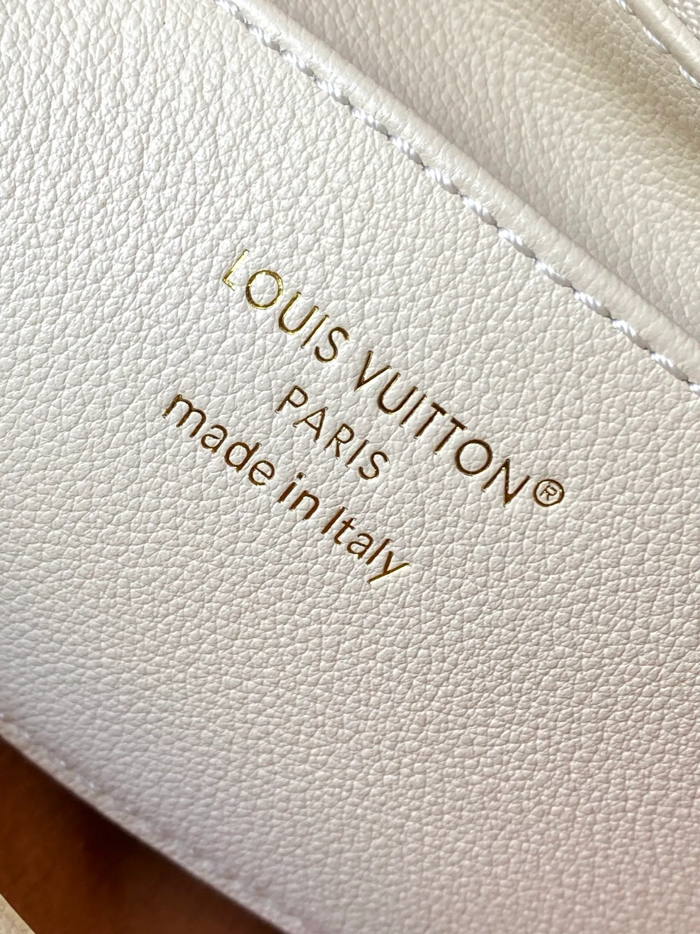 💰2360 "Special Original Leather" M14979 off-white Capucines Souple medium handbag is made of fine grained cow leather, with a sharp contrast of suede lining and dazzling metal parts, and uses the LV letters to express the brand heritage. The flip cover can be folded in or out, and the compartments and pockets can store your daily needs in an orderly manner, and you can switch between various carrying methods at will. 33.0 x 24.0 x 12.0 cm