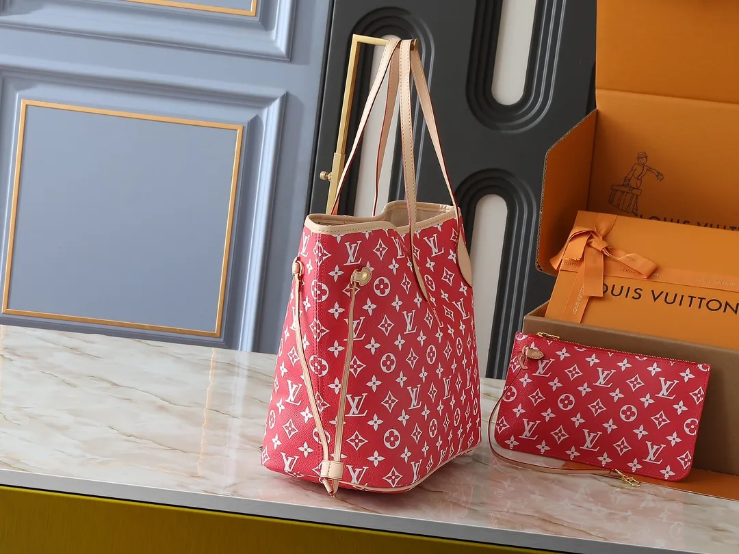 💰300💰Upgraded original M40995 The legendary Neverfull handbag can always meet your various handbag needs. It has a large capacity but is not bulky. It is stiff and soft to the touch, making it suitable for home and travel. Tighten the side ties and it instantly transforms into a stylish urban handbag. Loosen the straps and it transforms into a chic and practical handbag. The slender leather handle can be carried over the shoulder or between the arms. The model shown here is made of Damier Ebène canvas. Dimensions: 31.0 x 28.0 x 14.0 cm