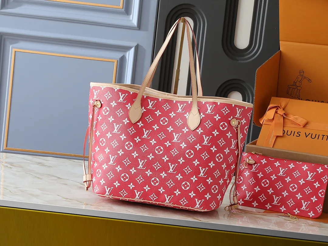 💰300💰Upgraded original M40995 The legendary Neverfull handbag can always meet your various handbag needs. It has a large capacity but is not bulky. It is stiff and soft to the touch, making it suitable for home and travel. Tighten the side ties and it instantly transforms into a stylish urban handbag. Loosen the straps and it transforms into a chic and practical handbag. The slender leather handle can be carried over the shoulder or between the arms. The model shown here is made of Damier Ebène canvas. Dimensions: 31.0 x 28.0 x 14.0 cm