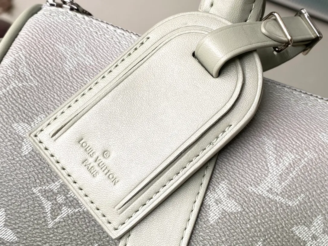 💰940 Top Original M11591 This Keepal Bandouliere handbag is made of Monogram Gradient coated canvas, cleverly depicting the gradual dissipation of the full-hat Monogram pattern. Top handles, side straps and nameplates complete the details, and the detachable and adjustable shoulder strap allows for shoulder or cross-body wear. Dimensions: 25 × 15 × 11 cm