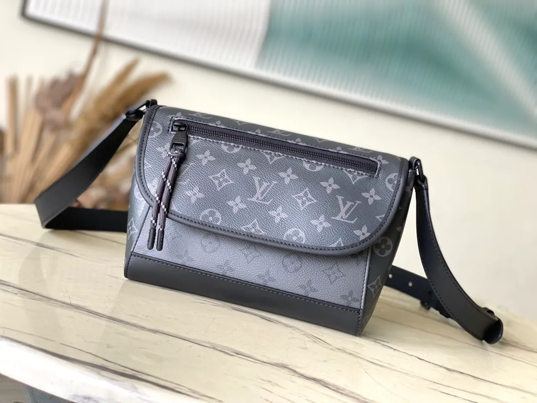 💰880 Top Original Order M12681 This Pulse messenger bag is exquisitely constructed with Monogram Eclipse LTJM canvas, and is equipped with a cord zipper puller for the outer pocket on the flap. The magnetic closure makes it easy to access items, and the leather shoulder strap can be adjusted using the side loops, making it ideal for shoulder or cross-body wear. Dimensions: 26.6 × 17 × 11 cm
