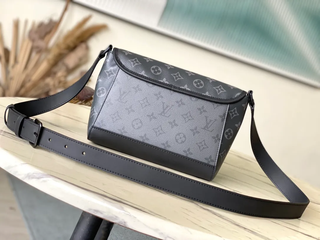💰880 Top Original Order M12681 This Pulse messenger bag is exquisitely constructed with Monogram Eclipse LTJM canvas, and is equipped with a cord zipper puller for the outer pocket on the flap. The magnetic closure makes it easy to access items, and the leather shoulder strap can be adjusted using the side loops, making it ideal for shoulder or cross-body wear. Dimensions: 26.6 × 17 × 11 cm
