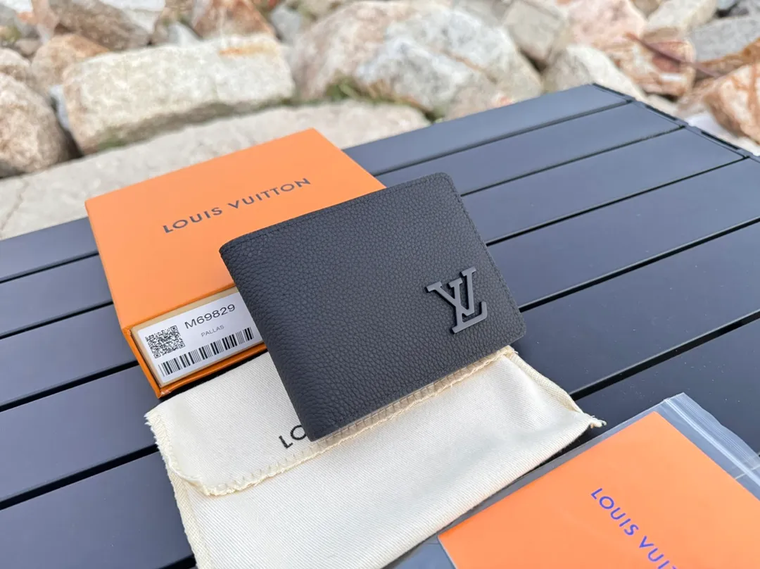 Factory price 280 [Top original order] M69829 short clip👏👏LV Aerogram Multiple wallet injects new meaning into the classic design. Exquisite craftsmanship gives the cow leather a rich grain texture, and the metal LV letters mark the brand identity. It can be easily paired with LV Aerogram series handbags. Dimensions 11.5x9x1.5.