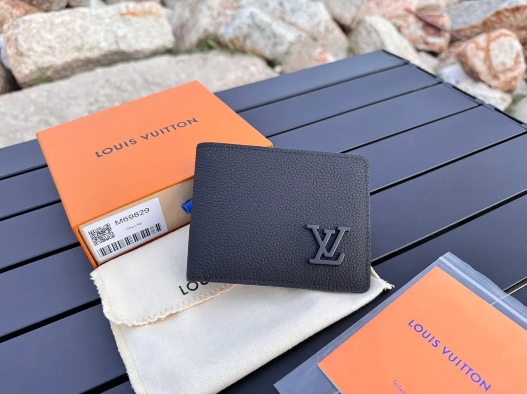 Factory price 280 [Top original order] M69829 short clip👏👏LV Aerogram Multiple wallet injects new meaning into the classic design. Exquisite craftsmanship gives the cow leather a rich grain texture, and the metal LV letters mark the brand identity. It can be easily paired with LV Aerogram series handbags. Dimensions 11.5x9x1.5.