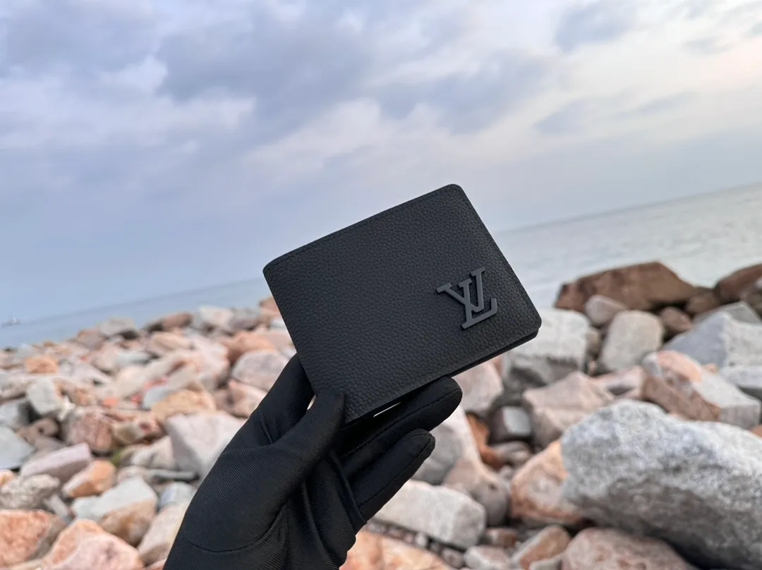 Factory price 280 [Top original order] M69829 short clip👏👏LV Aerogram Multiple wallet injects new meaning into the classic design. Exquisite craftsmanship gives the cow leather a rich grain texture, and the metal LV letters mark the brand identity. It can be easily paired with LV Aerogram series handbags. Dimensions 11.5x9x1.5.