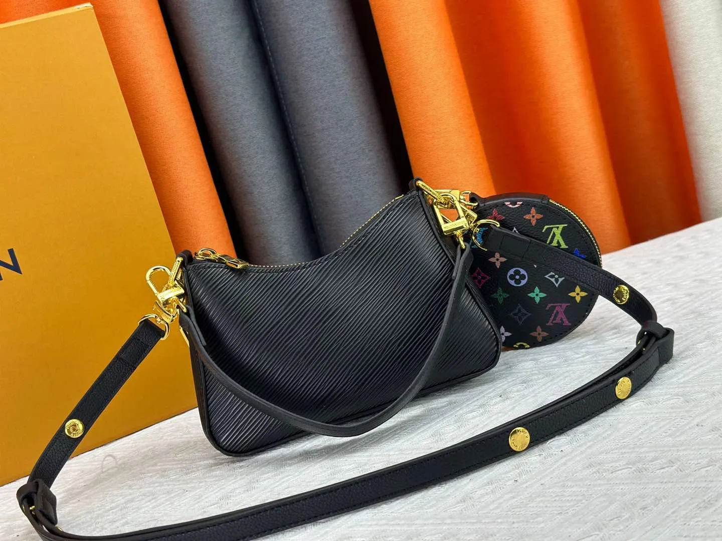 P260 M13099 This Marellini handbag is made of rich-texture Epi leather to create a delicate structure with ample space to store daily necessities such as smartphones. The round coin purse and mirror are both made of the colorful Monogram canvas from the Louis Vuitton x Takashi Murakami collaboration series, and are fixed to the bag body with a rough metal chain. Size: 19x13.5x6.5cm